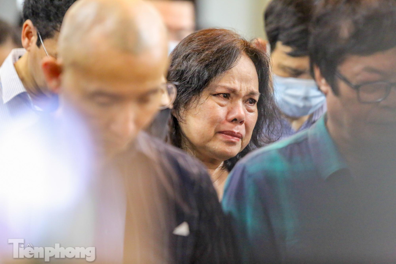 Nhiều người không cầm được nước mắt trước sự ra đi của nhà thơ Hoàng Nhuận Cầm.