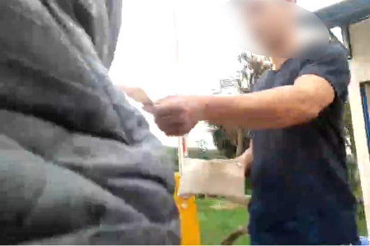 Người lạ mặt thu phí tại cổng Khu sinh thái vườn nhãn Long Biên.