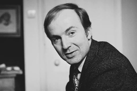 Donald Douglas trong Diana: Her True Story (1993): Diễn viên kỳ cựu Donald Douglas đóng vai Hoàng thân Philip trong Diana: Her True Story - tác phẩm được sản xuất dựa trên lời kể của Andrew Morton về cuộc ly hôn giữa Charles và Diana. Trong phim, ngoài Douglas, hai diễn viên nổi tiếng khác là David Threlfall và Serena Scott Thomas thủ vai vợ chồng Thái tử Charles và Công nương Diana.