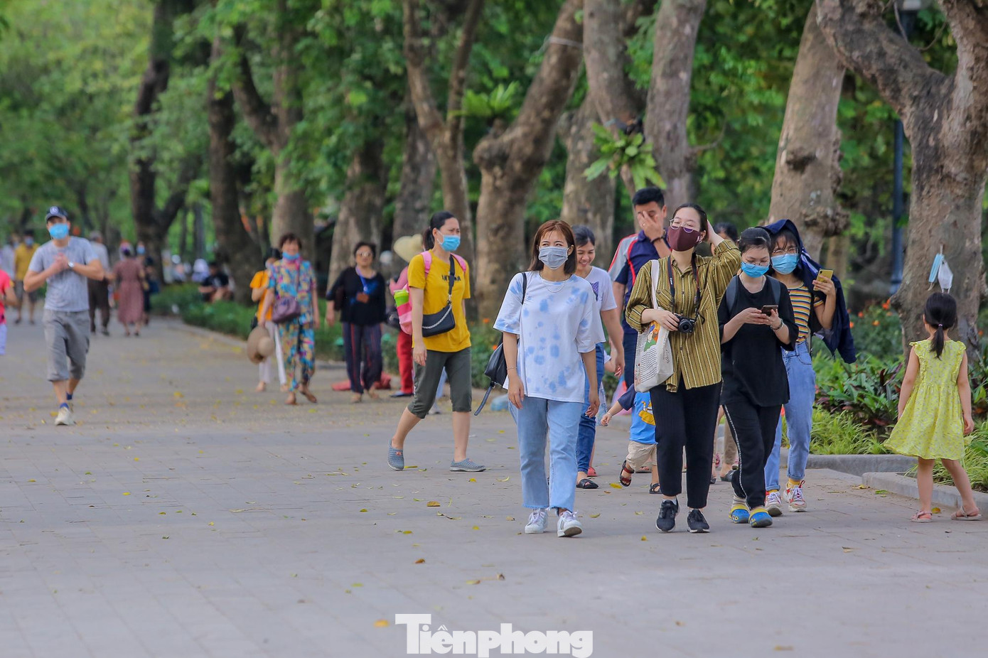 Trái ngược với vườn thú Hà Nội, tại hồ Hoàn Kiếm (quận Hoàn Kiếm, Hà Nội) lại thưa vắng hơn so với các ngày nghỉ lễ khác.