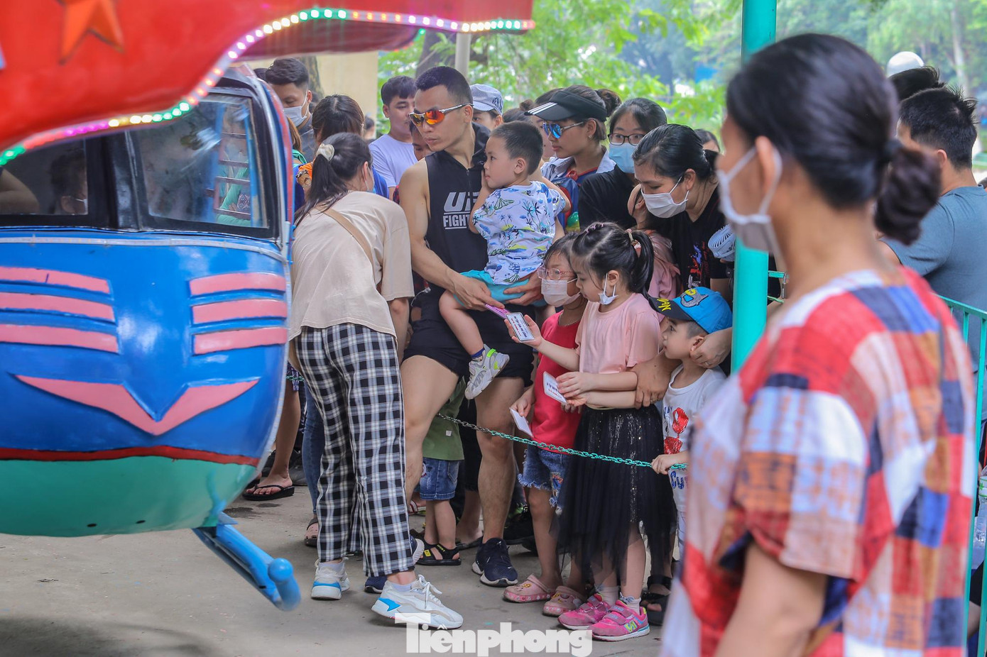 Các khu vui chơi thu hút khách.