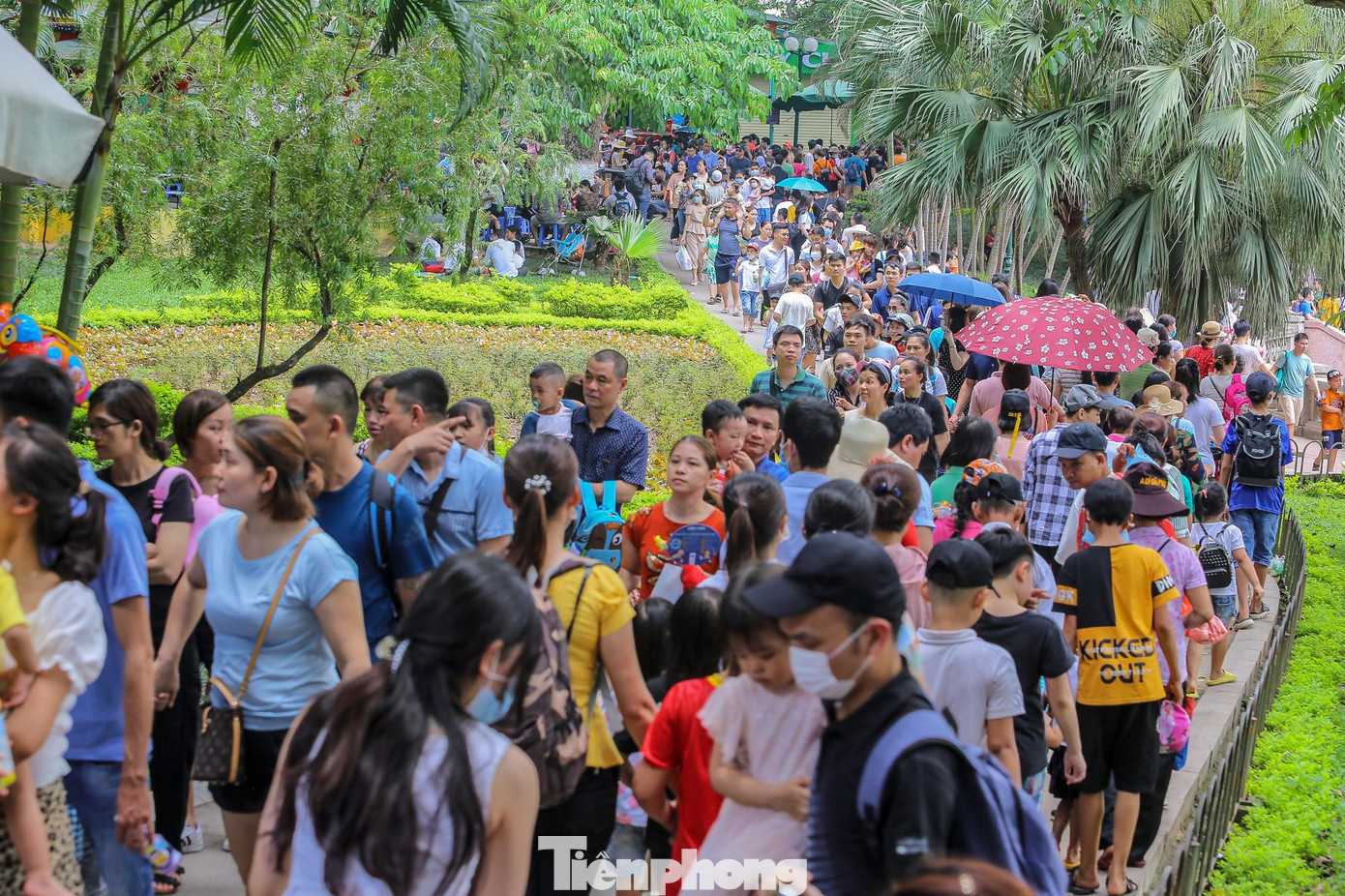 Mọi ngả đều nêm chặt người qua lại.