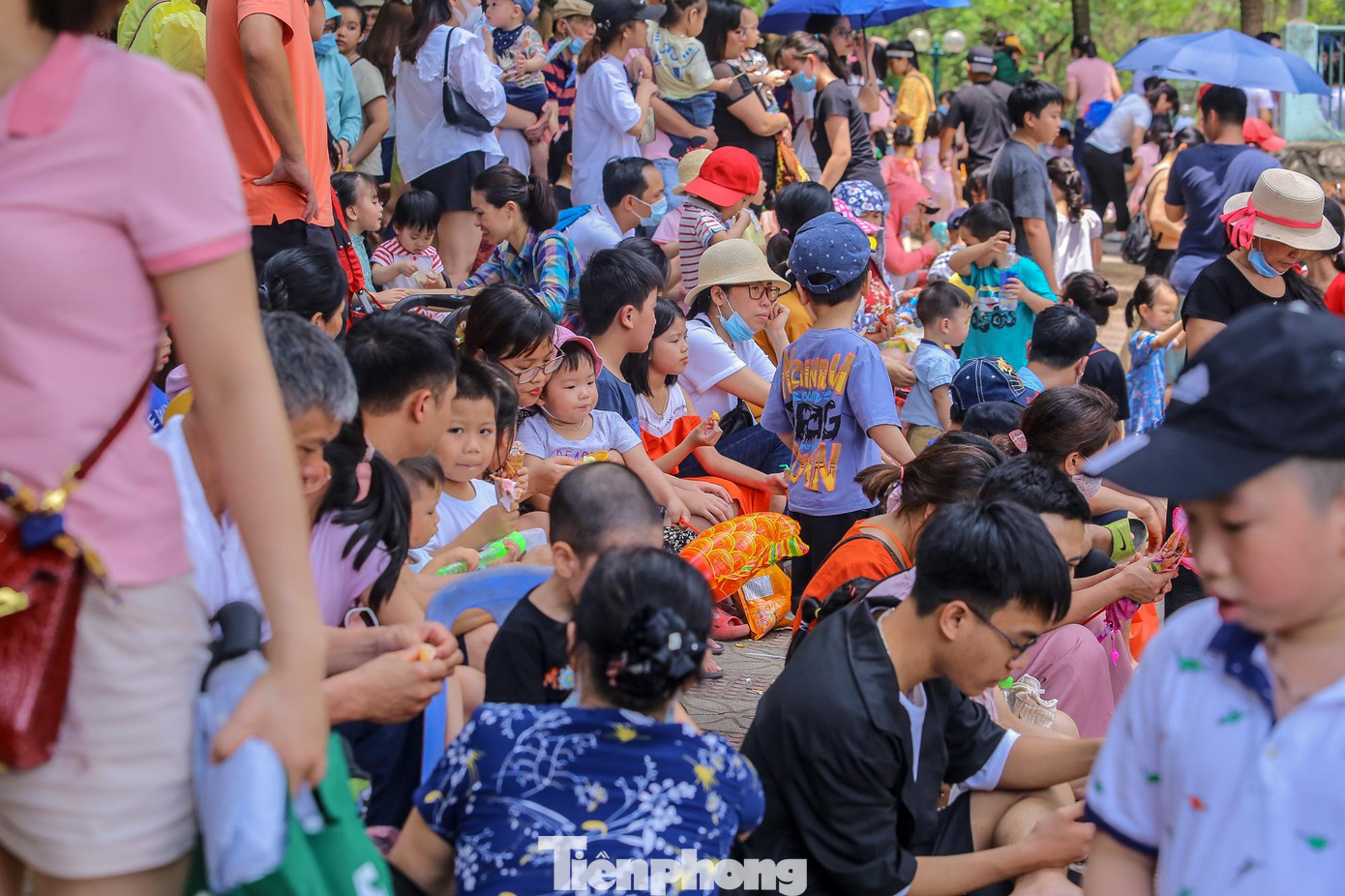 Bậc thang thành nơi ngồi nghỉ.