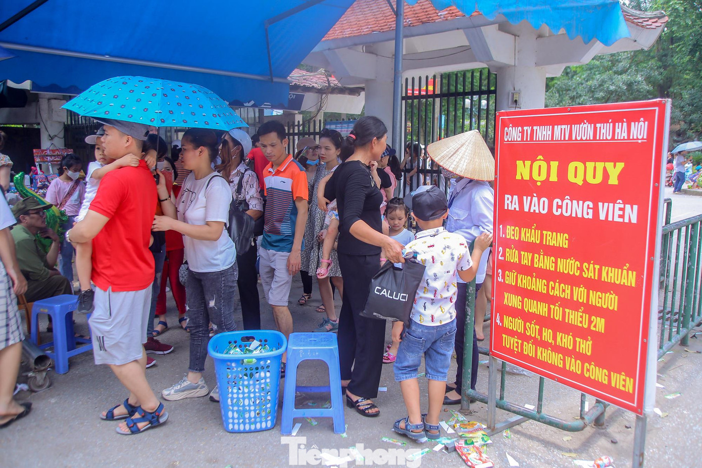 Lối vào vườn thú Hà Nội tấp nập người trong ngày nghỉ Giỗ Tổ Hùng Vương (mùng 10/3 Âm lịch).