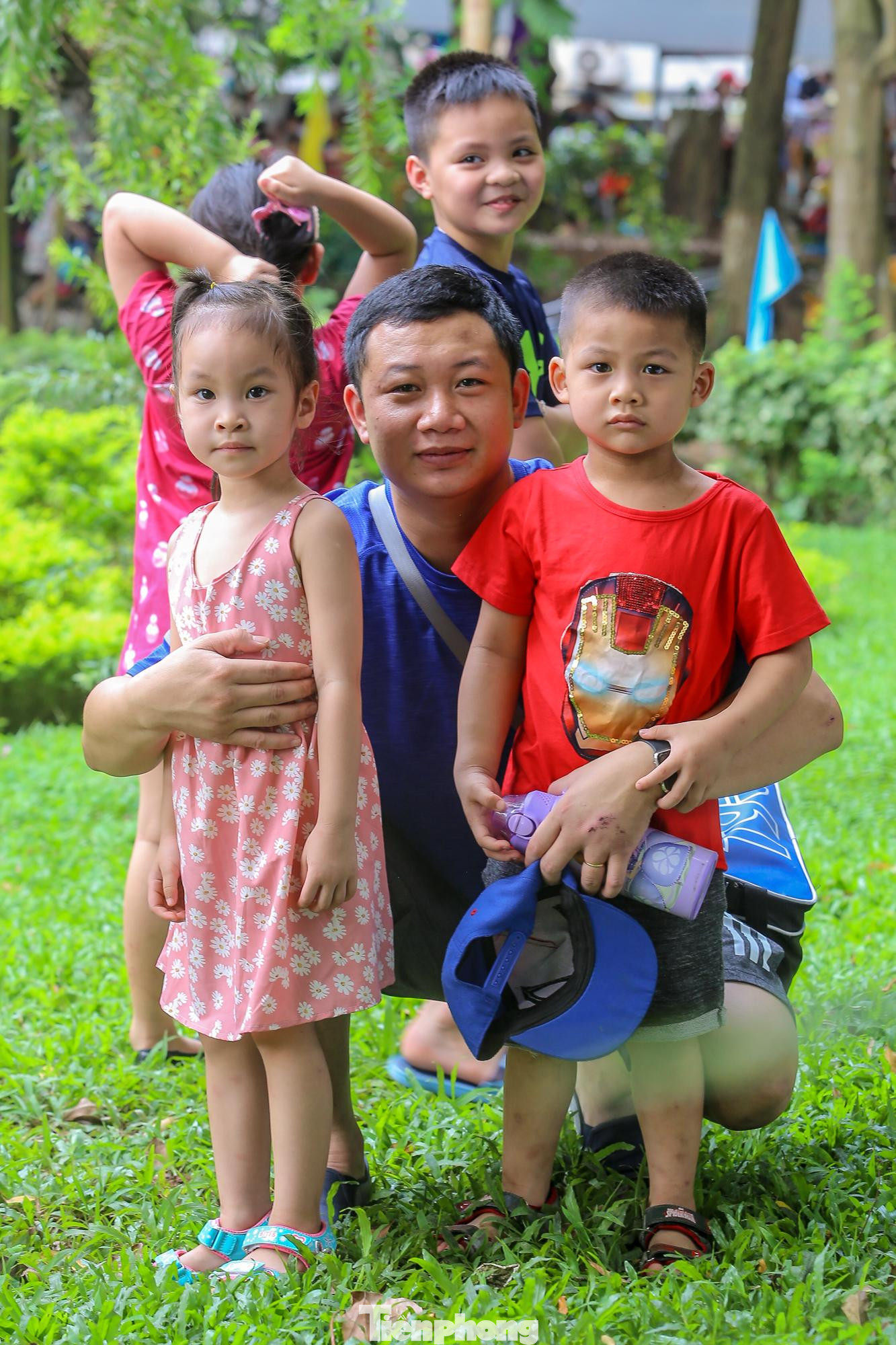 Khó khăn mới có được góc chụp ảnh lưu niệm mà không bị vướng người.