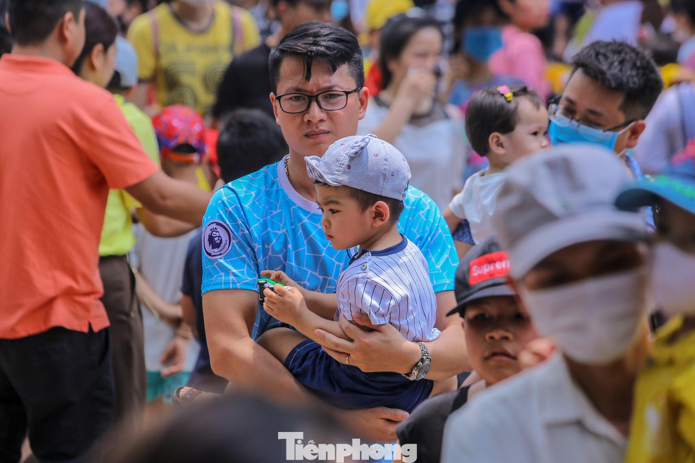 Nhiều phụ huynh tỏ ra khá mệt mỏi khi ở đây đông người và thời tiết oi nóng.
