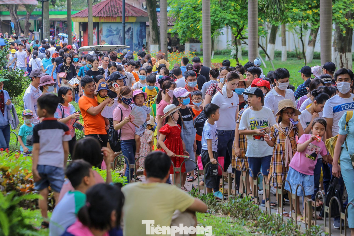 Bên trong, các lối đi trong công viên Thủ Lệ ken đặc người.
