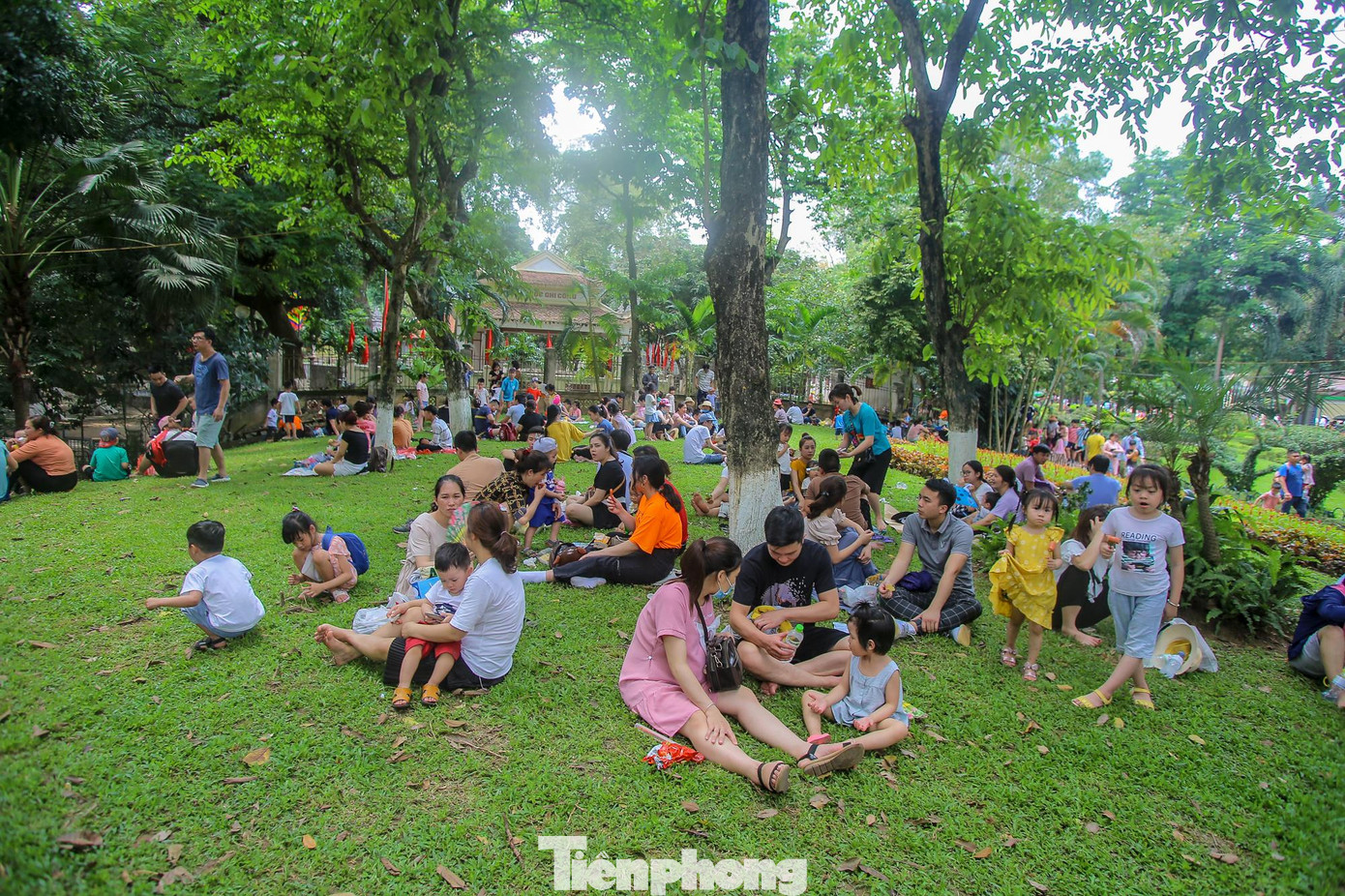 Thảm cỏ xanh trở thành chỗ ngồi nghỉ, ăn uống của các gia đình mặc dù có biển cấm.