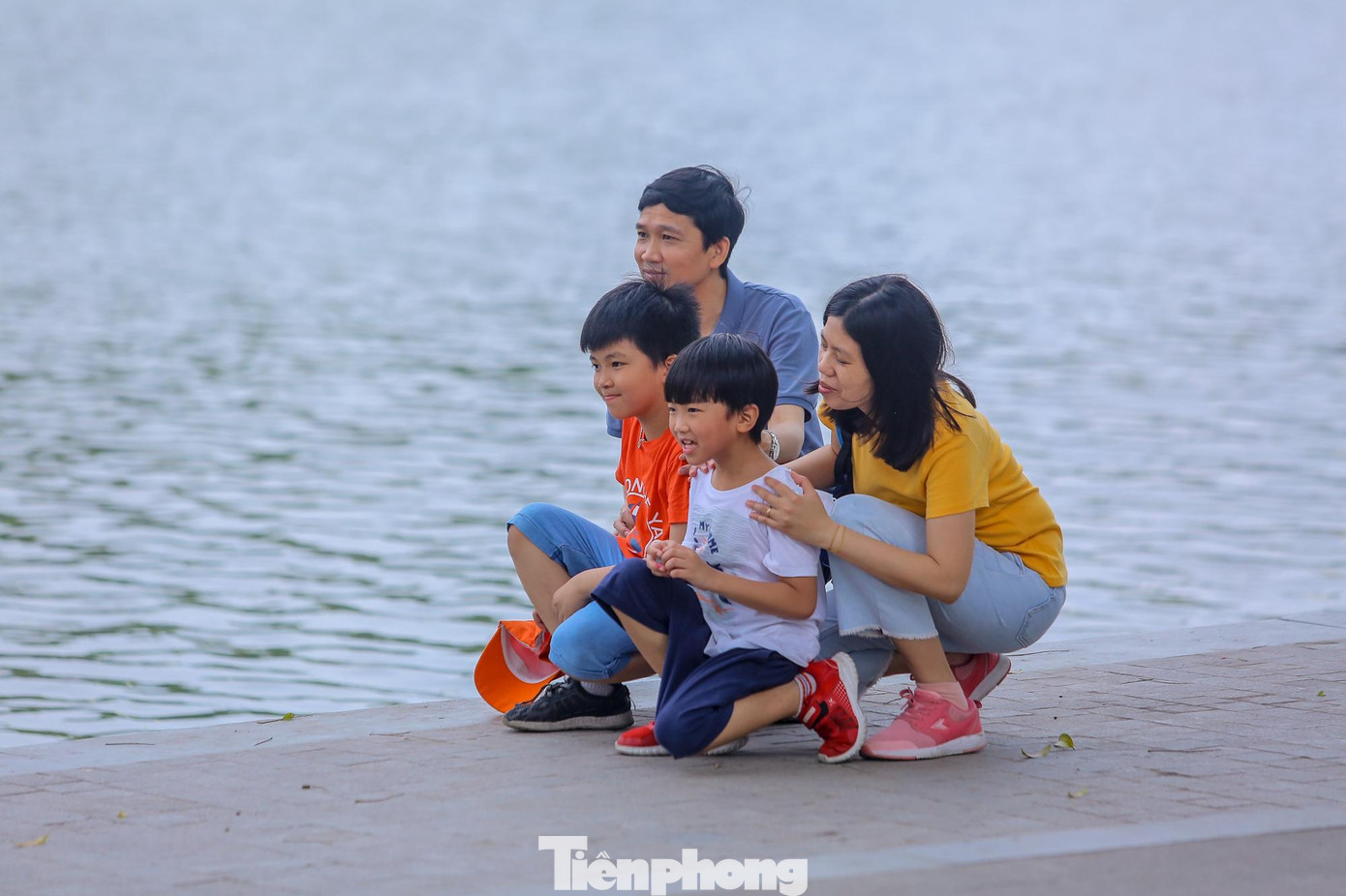 Gia đình thoải mái chụp ảnh bên hồ.