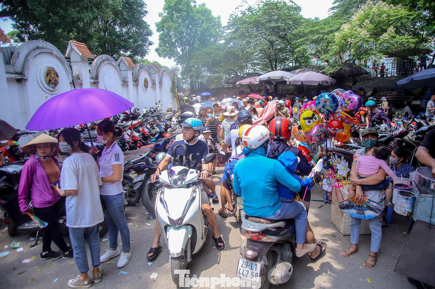 Các phương tiện di chuyển khó khăn do vướng bãi xe 2 bên đường.