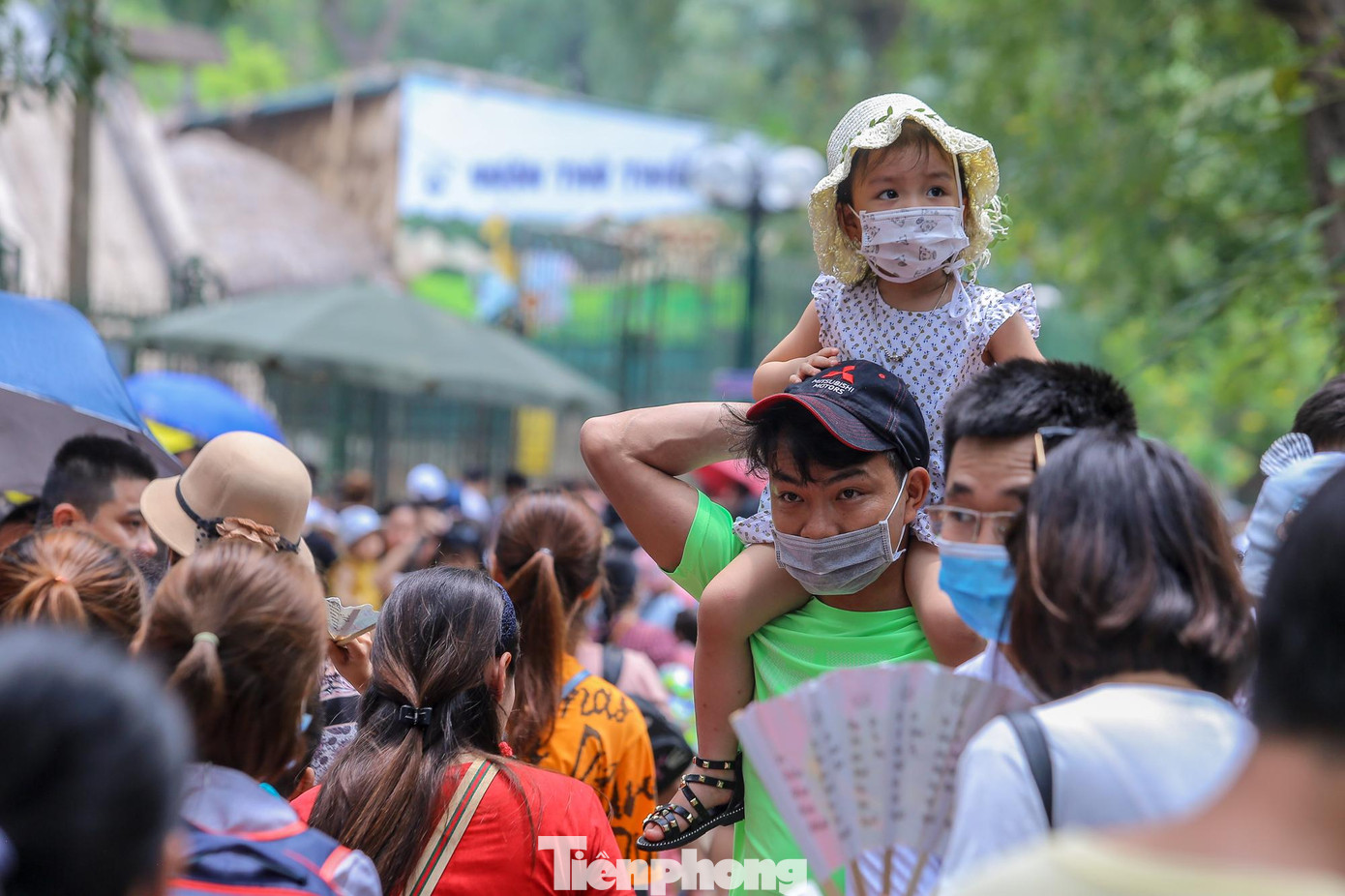 Cõng con nhỏ để dễ di chuyển.