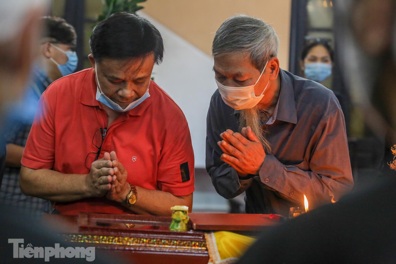 Rất nhiều anh em đồng nghiệp, nghệ sĩ đã đến tiễn đưa nhà thơ Hoàng Nhuận Cầm.