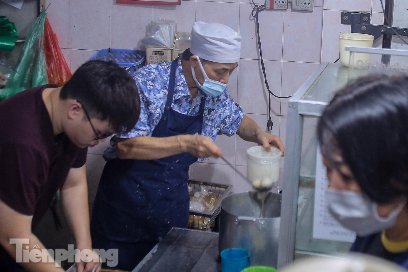 Ông Thanh, chủ quán trên cho biết phải huy động của gia đình, thậm chí còn thức trắng đêm để kịp làm đủ bánh bán cho mọi người vào ngày này.