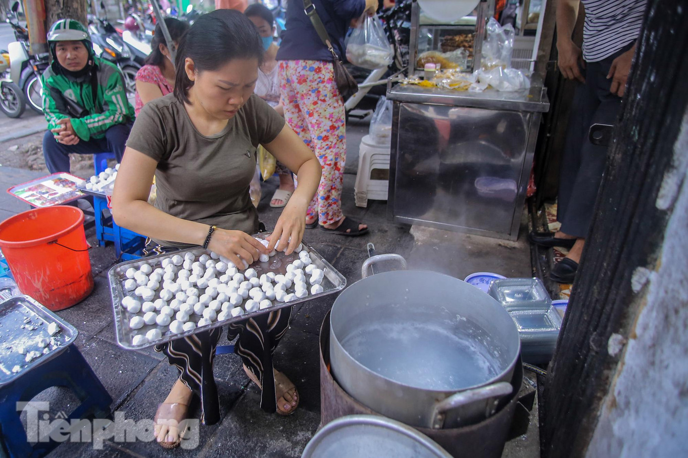 Sau khi nhào nặn xong sẽ được cho vào nồi nước để luộc bánh.
