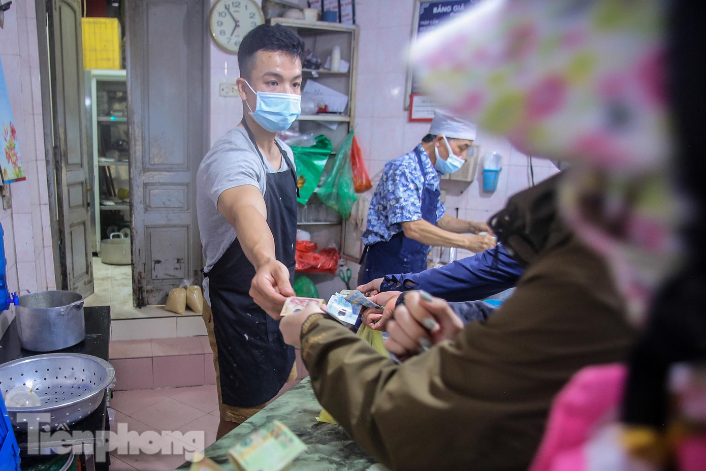 Nhiều người đổ xô đến cửa hàng này để sở hữu bánh ngon.