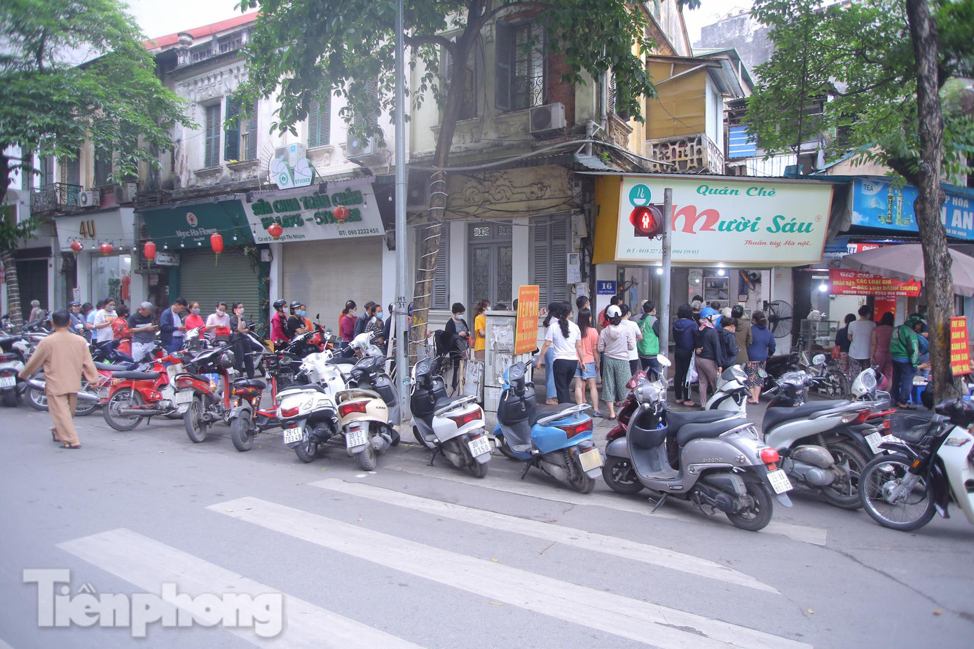 Ngay từ sáng sớm Tết Hàn thực (mùng 3/3 âm lịch), bánh trôi bánh chay đã được bày bán la trên khắp hè phố, cũng như các chợ ở Hà Nội. Từ phố lớn tới phố nhỏ, từ chợ lớn tới chợ nhỏ, đâu đâu cũng tấp nập người mua kẻ bán.