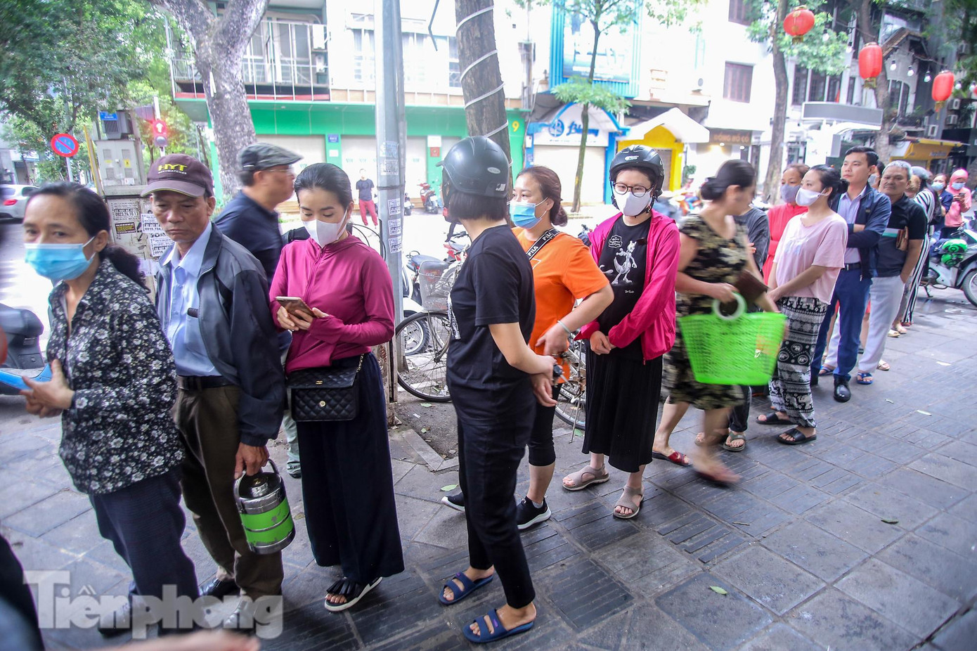 Mỗi khách phải xếp hàng mất khoảng 30-40 phút thì mới có thể mua được.