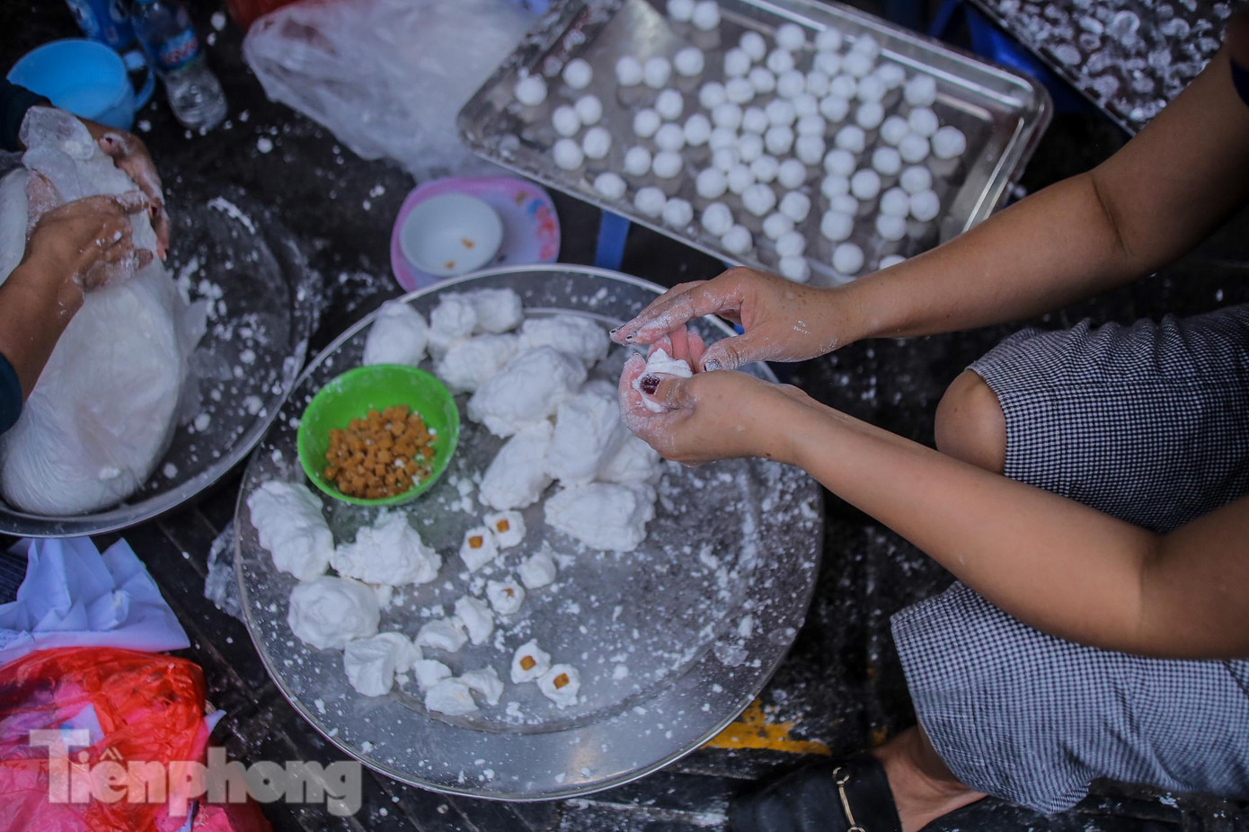 Theo truyền thống, để có loại bột ngon nhất, người thợ làm bánh thường ngâm gạo nếp cho nở, xóc với ít muối rồi đem đi xay mịn, đảm bảo mềm dẻo, luộc không bị nứt.