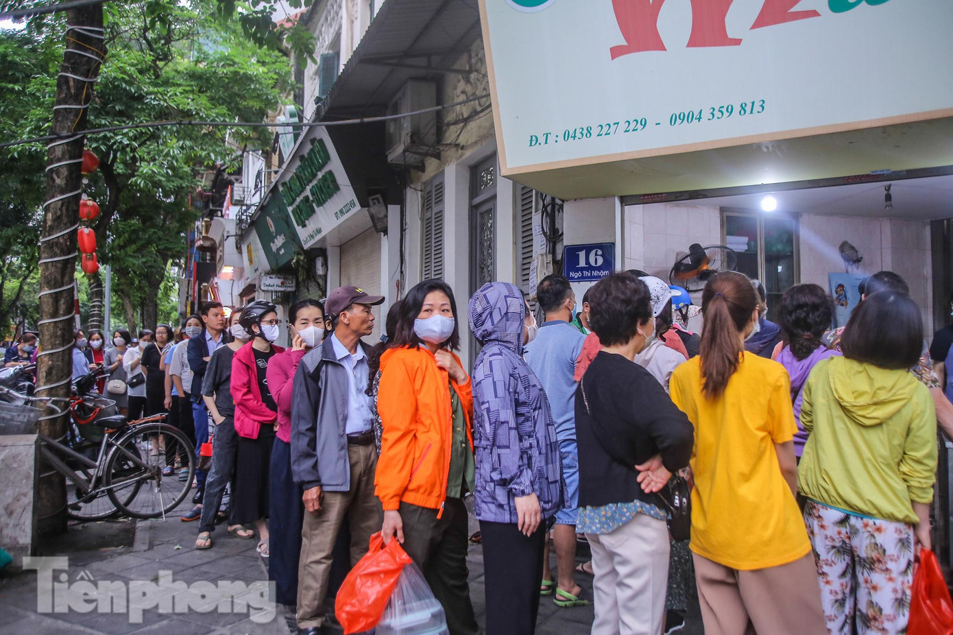 Tại đường Ngô Thì Nhậm nhiều người xếp hàng từ 5-6h sáng để mua bánh trôi, bánh chay.