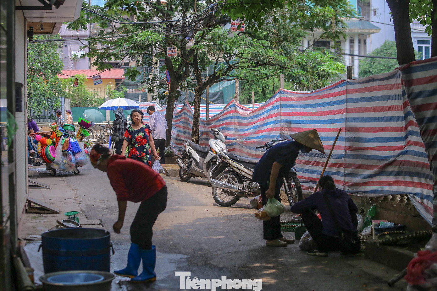 Khu vực tu bổ, tôn tạo di tích được quây bạt. Khu vực tu bổ, tôn tạo di tích được quây bạt.