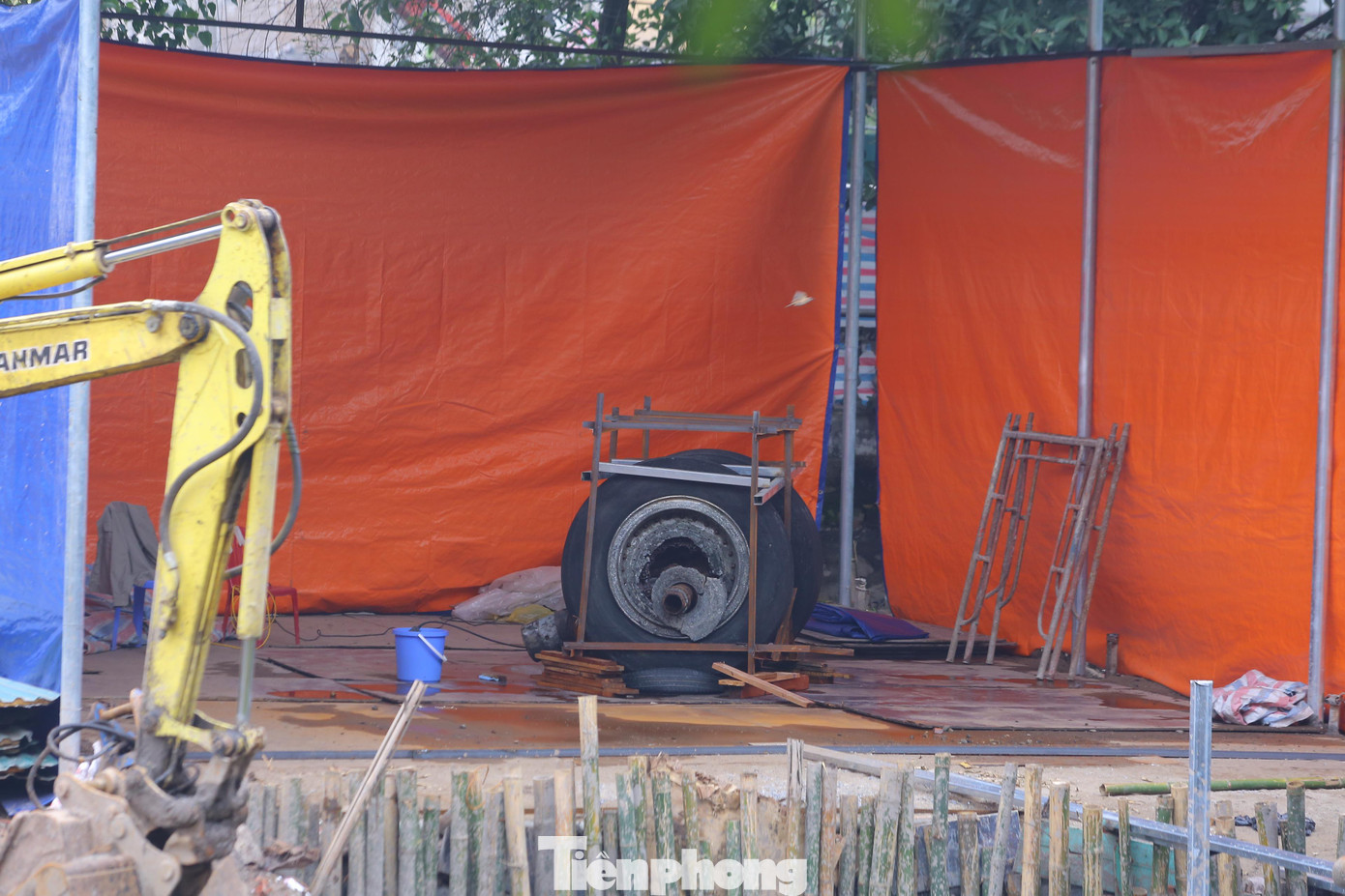 Chi tiết của máy bay bị tách rời, chôn vui dưới đống bùn và nước thải sinh hoạt được đưa lên chờ bảo dưỡng. Chi tiết của máy bay bị tách rời, chôn vui dưới đống bùn và nước thải sinh hoạt được đưa lên chờ bảo dưỡng.