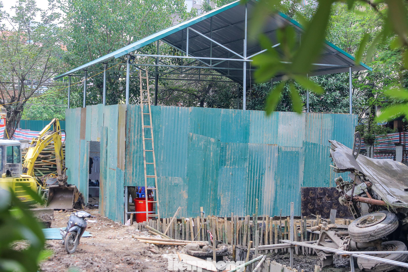 Căn lều quây tôn rộng hơn 100 m2 được dựng lên để chứa những mảnh, chi tiết rơi lẫn với đống bùn nhiều năm. Căn lều quây tôn rộng hơn 100 m2 được dựng lên để chứa những mảnh, chi tiết rơi lẫn với đống bùn nhiều năm.