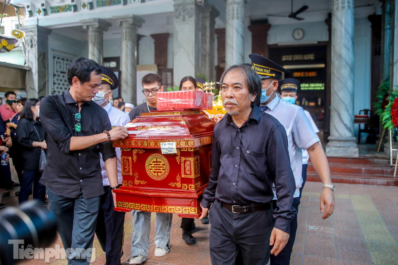 Nhà văn Nguyễn Quang Thiều, Chủ tịch Hội Nhà văn Việt Nam nhận định, Hoàng Nhuận Cầm là “người đọc thơ mê đắm nhất xứ sở này. Với bất cứ ai đã nghe ông đọc thơ dù chỉ một lần cũng không bao giờ quên được niềm đắm mê không bờ bến của ông”.