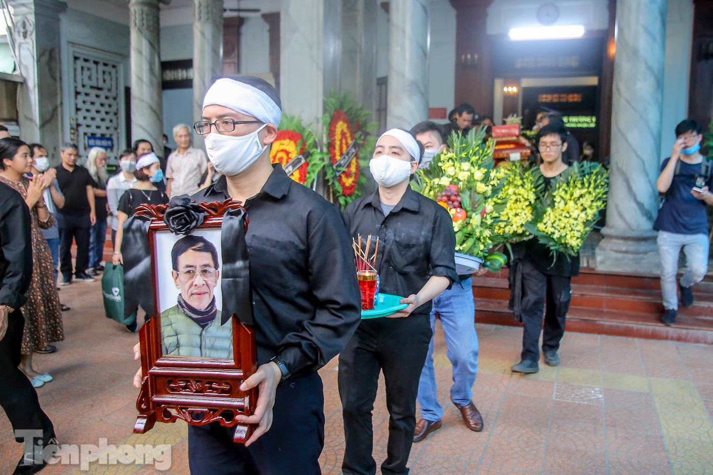 Những ngày cuối đời, nhà thơ Hoàng Nhuận Cầm sống trong căn hộ tập thể ở Lò Đúc. Ông được bàn bè đánh giá là người đi qua những bi thương của chiến tranh, của cuộc sống riêng tư nhưng vẫn giữ được giọng thơ trong trẻo.