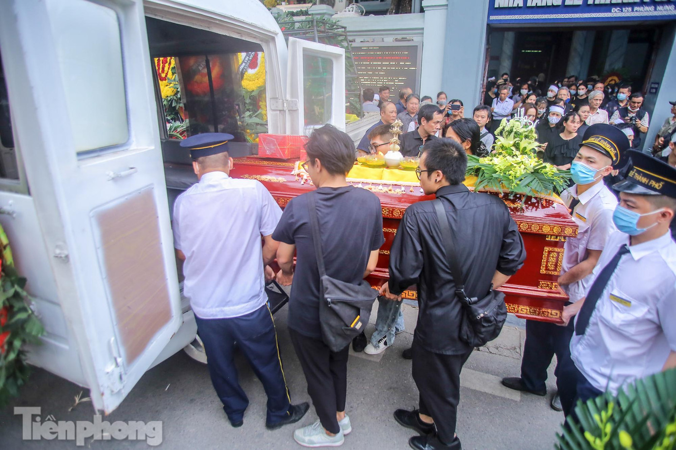 16h00, dòng người di quan, hỏa táng tại Đài hóa thân hoàn vũ.