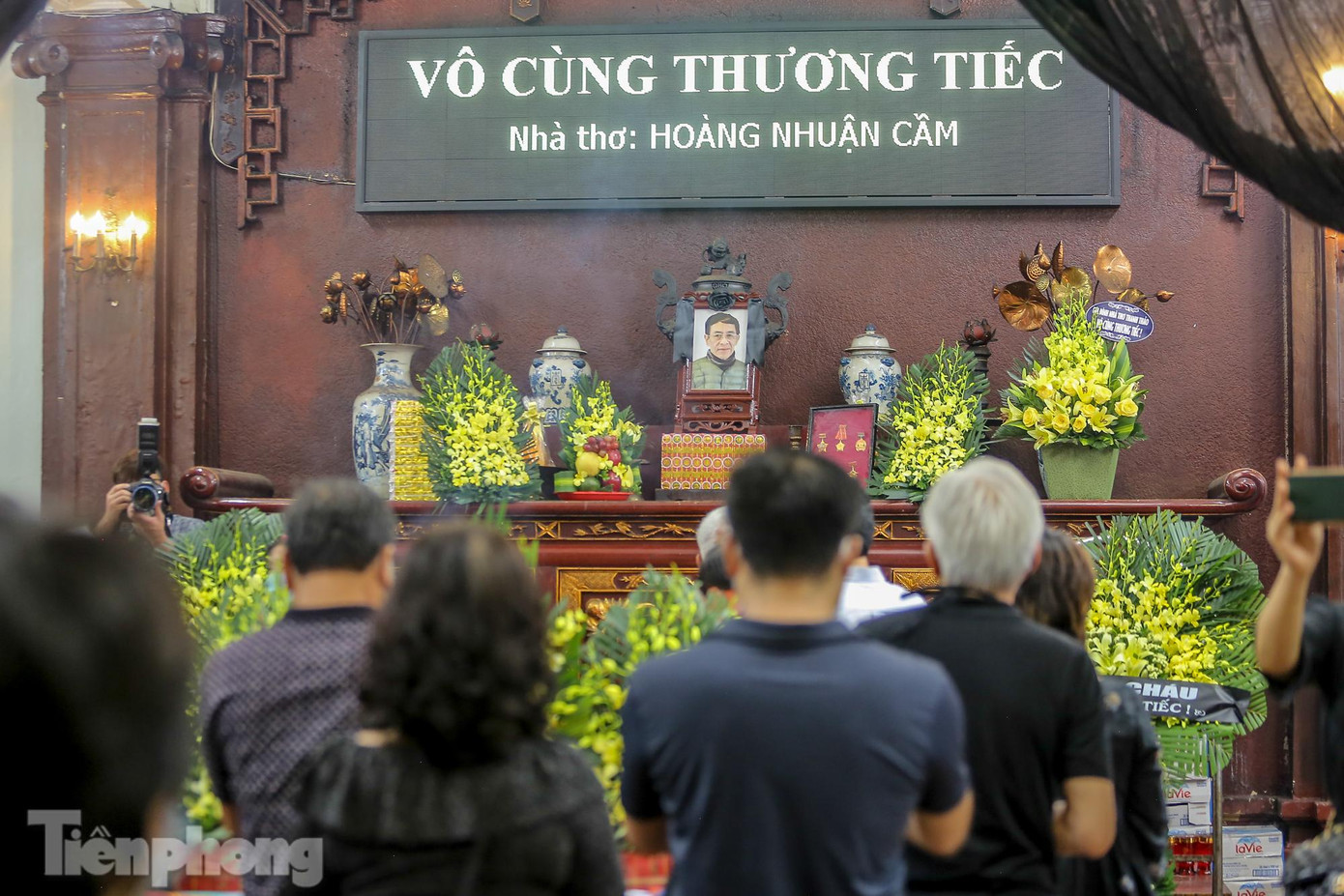 Nhà thơ Hoàng Nhuận Cầm sinh ngày 7/2/1952 tại Hà Nội. Ông đột ngột ra đi 16h30 chiều 20/4 do cơn tắc nghẽn phổi mãn tính, hưởng thọ 70 tuổi.