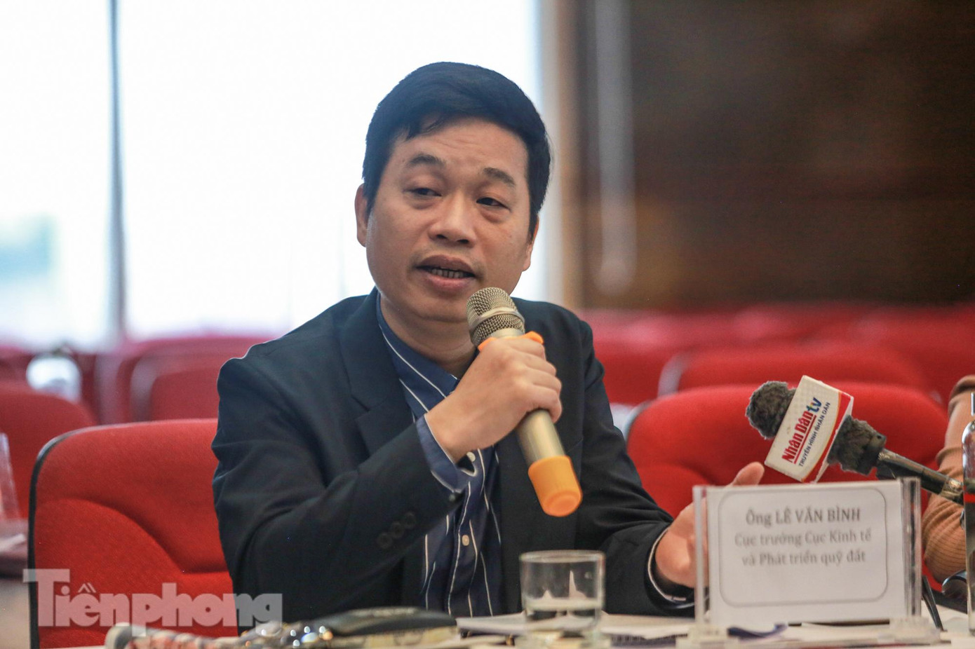 Ông Lê Văn Bình - Cục trưởng Cục Kinh tế và Phát triển quỹ đất, Tổng cục Quản lý đất đai (Bộ TN&MT) chỉ ra: Nhìn từ góc độ nhà quản lý, chúng tôi nhận thấy cơn sốt đất thường có chu kì, cứ khoảng 10 năm lại có 1 cơn sốt đất và trải qua mỗi lần như vậy lại tạo lập một mặt bằng giá mới, gây khó khăn cho nhà đầu tư khi muốn tiếp cận đất đầu tư. Cơn sốt đất lần này có nhiều nguyên nhân, trong đó có những nguyên nhân cộng hưởng. Yếu tố đầu tiên là do quy hoạch, yếu tố thứ hai, là vấn đề tài chính. "Trước đây khi chưa có Luật Quy hoạch, chúng ta có các quy hoạch ngành, quy hoạch địa phương với các kì khác nhau. Nhưng lần này khi có Luật Quy hoạch, các địa phương và trung ương đồng bộ thống kê hiện trạng để hoạch định ra các kịch bản cho tương lai. Do đó, khi các thông tin về việc dự kiến xây dựng công trình, quy hoạch khu đất mới được đưa ra bàn thảo, người dân sẽ phát sinh tâm lý đất ở khu vực nào đó có giá, trong khi các nhà đầu tư nhận ra tiềm năng về đất ở khu vực quy hoạch", ông Bình cho biết thêm Ông Lê Văn Bình - Cục trưởng Cục Kinh tế và Phát triển quỹ đất, Tổng cục Quản lý đất đai (Bộ TN&MT) chỉ ra: Nhìn từ góc độ nhà quản lý, chúng tôi nhận thấy cơn sốt đất thường có chu kì, cứ khoảng 10 năm lại có 1 cơn sốt đất và trải qua mỗi lần như vậy lại tạo lập một mặt bằng giá mới, gây khó khăn cho nhà đầu tư khi muốn tiếp cận đất đầu tư. Cơn sốt đất lần này có nhiều nguyên nhân, trong đó có những nguyên nhân cộng hưởng. Yếu tố đầu tiên là do quy hoạch, yếu tố thứ hai, là vấn đề tài chính. "Trước đây khi chưa có Luật Quy hoạch, chúng ta có các quy hoạch ngành, quy hoạch địa phương với các kì khác nhau. Nhưng lần này khi có Luật Quy hoạch, các địa phương và trung ương đồng bộ thống kê hiện trạng để hoạch định ra các kịch bản cho tương lai. Do đó, khi các thông tin về việc dự kiến xây dựng công trình, quy hoạch khu đất mới được đưa ra bàn thảo, người dân sẽ phát sinh tâm lý đất ở khu vực nào đó có giá, trong khi các nhà đầu tư nhận ra tiềm năng về đất ở khu vực quy hoạch", ông Bình cho biết thêm