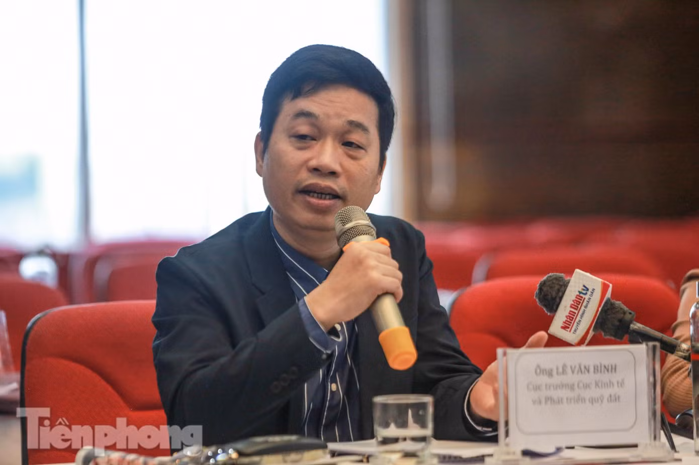 Ông Lê Văn Bình - Cục trưởng Cục Kinh tế và Phát triển quỹ đất, Tổng cục Quản lý đất đai (Bộ TN&MT) chỉ ra: Nhìn từ góc độ nhà quản lý, chúng tôi nhận thấy cơn sốt đất thường có chu kì, cứ khoảng 10 năm lại có 1 cơn sốt đất và trải qua mỗi lần như vậy lại tạo lập một mặt bằng giá mới, gây khó khăn cho nhà đầu tư khi muốn tiếp cận đất đầu tư. Cơn sốt đất lần này có nhiều nguyên nhân, trong đó có những nguyên nhân cộng hưởng. Yếu tố đầu tiên là do quy hoạch, yếu tố thứ hai, là vấn đề tài chính. "Trước đây khi chưa có Luật Quy hoạch, chúng ta có các quy hoạch ngành, quy hoạch địa phương với các kì khác nhau. Nhưng lần này khi có Luật Quy hoạch, các địa phương và trung ương đồng bộ thống kê hiện trạng để hoạch định ra các kịch bản cho tương lai. Do đó, khi các thông tin về việc dự kiến xây dựng công trình, quy hoạch khu đất mới được đưa ra bàn thảo, người dân sẽ phát sinh tâm lý đất ở khu vực nào đó có giá, trong khi các nhà đầu tư nhận ra tiềm năng về đất ở khu vực quy hoạch", ông Bình cho biết thêm Ông Lê Văn Bình - Cục trưởng Cục Kinh tế và Phát triển quỹ đất, Tổng cục Quản lý đất đai (Bộ TN&MT) chỉ ra: Nhìn từ góc độ nhà quản lý, chúng tôi nhận thấy cơn sốt đất thường có chu kì, cứ khoảng 10 năm lại có 1 cơn sốt đất và trải qua mỗi lần như vậy lại tạo lập một mặt bằng giá mới, gây khó khăn cho nhà đầu tư khi muốn tiếp cận đất đầu tư. Cơn sốt đất lần này có nhiều nguyên nhân, trong đó có những nguyên nhân cộng hưởng. Yếu tố đầu tiên là do quy hoạch, yếu tố thứ hai, là vấn đề tài chính. "Trước đây khi chưa có Luật Quy hoạch, chúng ta có các quy hoạch ngành, quy hoạch địa phương với các kì khác nhau. Nhưng lần này khi có Luật Quy hoạch, các địa phương và trung ương đồng bộ thống kê hiện trạng để hoạch định ra các kịch bản cho tương lai. Do đó, khi các thông tin về việc dự kiến xây dựng công trình, quy hoạch khu đất mới được đưa ra bàn thảo, người dân sẽ phát sinh tâm lý đất ở khu vực nào đó có giá, trong khi các nhà đầu tư nhận ra tiềm năng về đất ở khu vực quy hoạch", ông Bình cho biết thêm