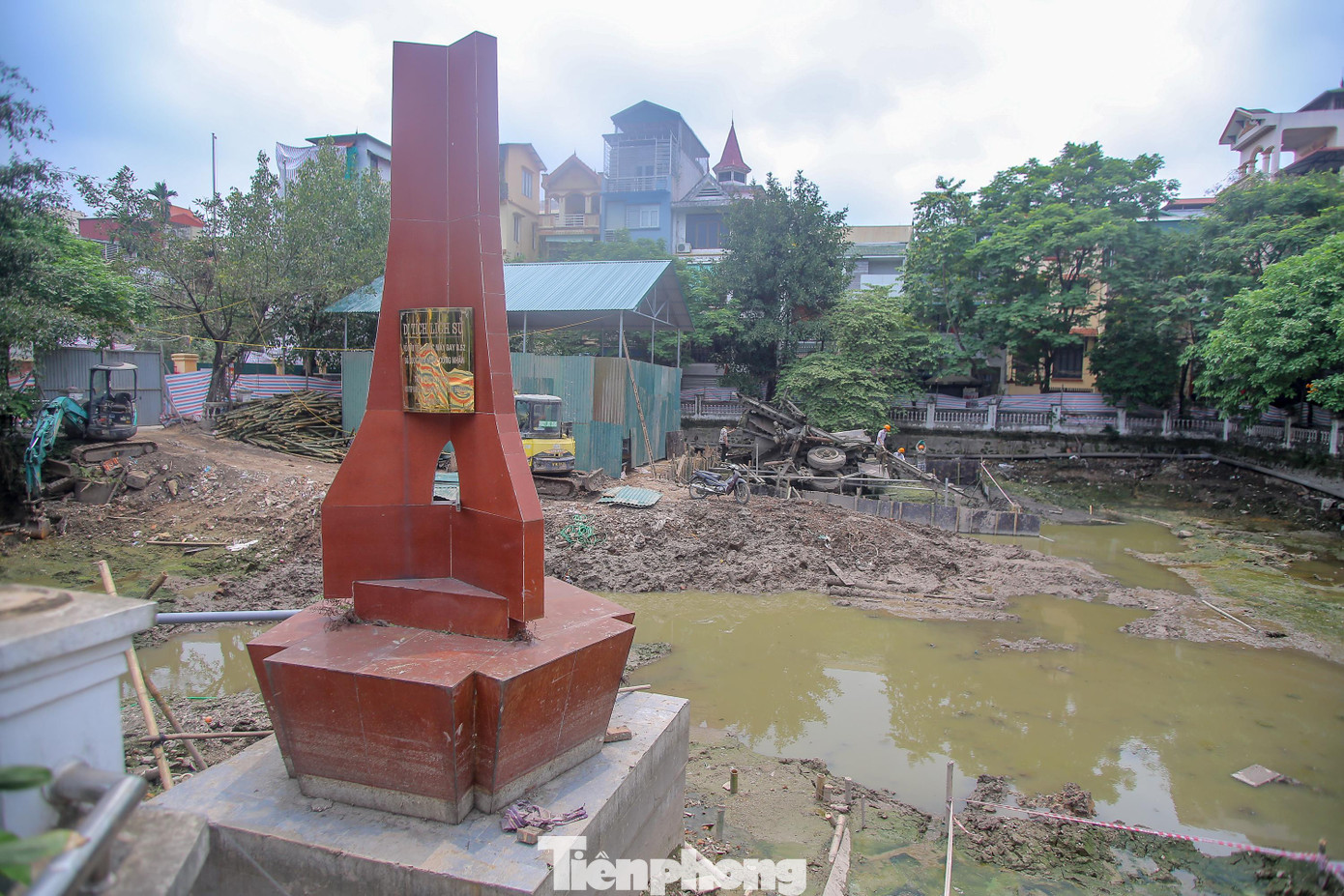 Những ngày này, di tích lịch sử hồ Hữu Tiệp và mảnh xác máy bay B52 rơi ngày 27/12/1972 (quận Ba Đình, Hà Nội) đang được tu bổ, tôn tạo. Những ngày này, di tích lịch sử hồ Hữu Tiệp và mảnh xác máy bay B52 rơi ngày 27/12/1972 (quận Ba Đình, Hà Nội) đang được tu bổ, tôn tạo.