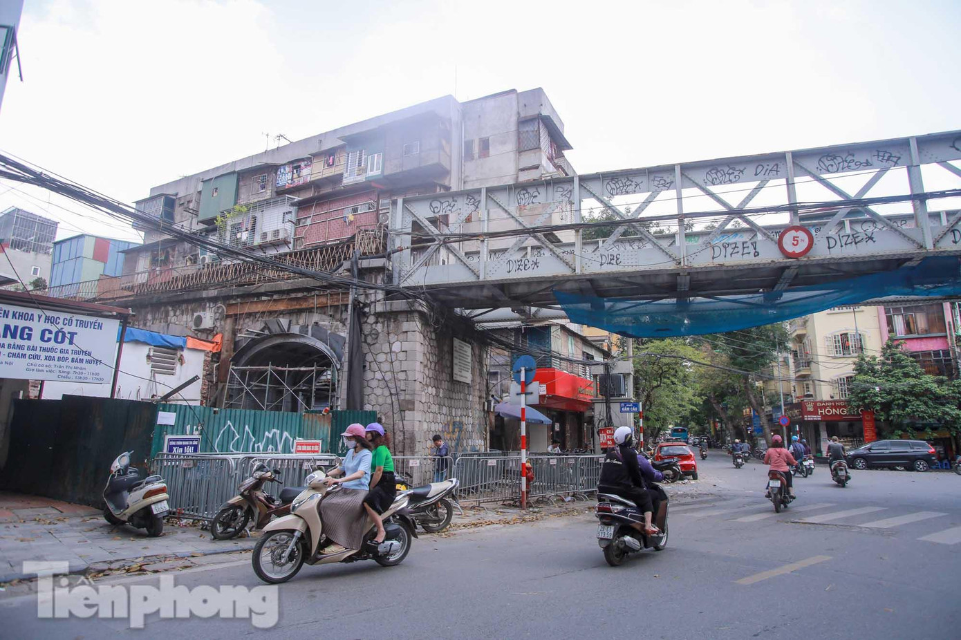 Sau một thời gian thi công, vòm cầu số 79 (đoạn gần nút giao phố Gầm Cầu - Phùng Hưng) đã được đục xong.