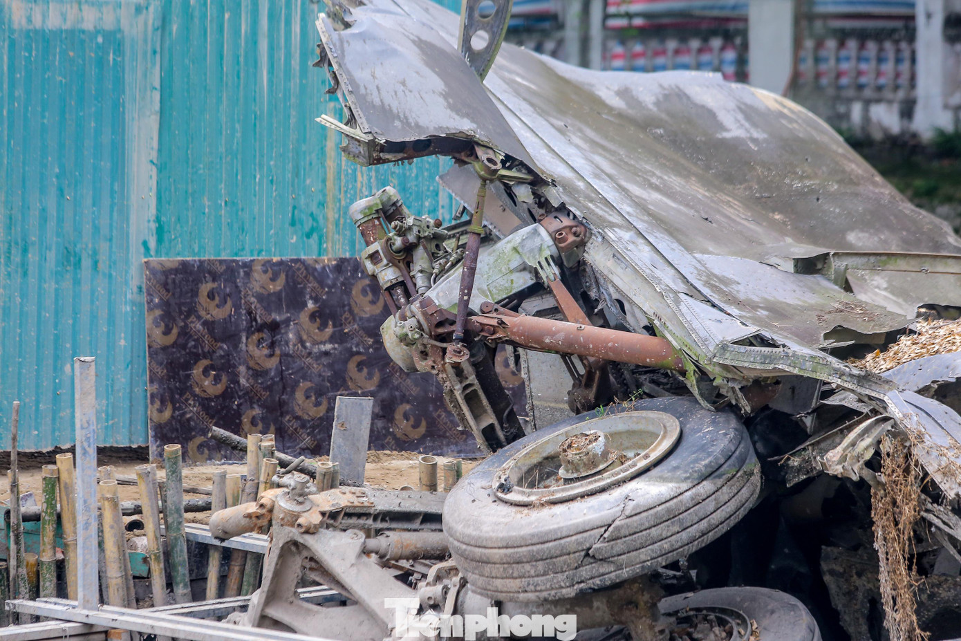 Xác máy bay B52 bị bắn rơi ngày 27/12/1972 (quận Ba Đình, Hà Nội). Theo báo chí, đây là chiếc may bay B-52 cuối cùng bị ta hạ gục trong chiến dịch 12 ngày đêm, cũng là chiếc duy nhất rơi ngay giữa lòng Hà Nội. Xác máy bay B52 bị bắn rơi ngày 27/12/1972 (quận Ba Đình, Hà Nội). Theo báo chí, đây là chiếc may bay B-52 cuối cùng bị ta hạ gục trong chiến dịch 12 ngày đêm, cũng là chiếc duy nhất rơi ngay giữa lòng Hà Nội.