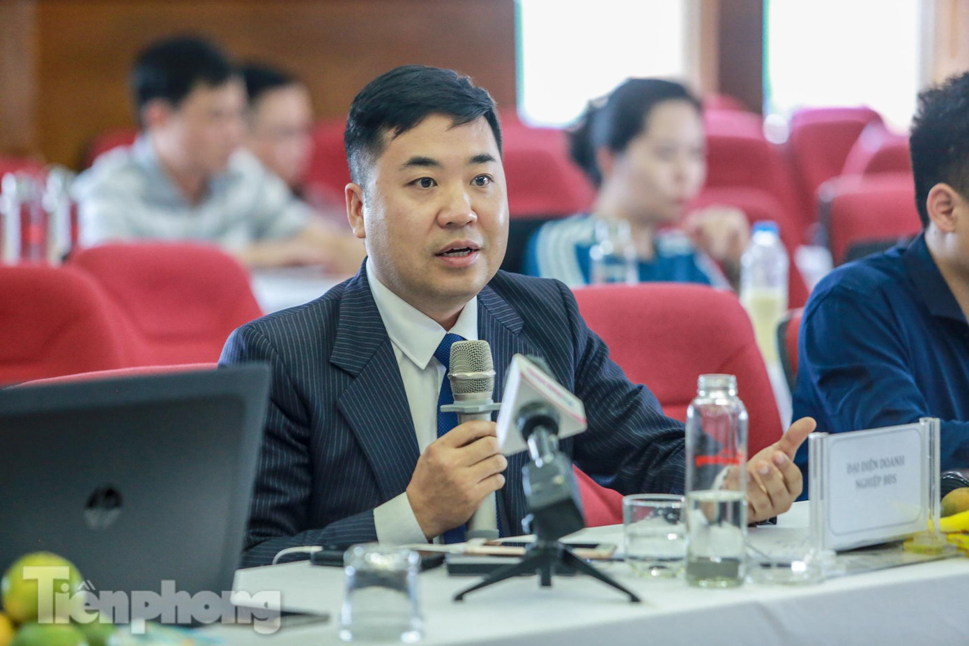 Trả lời về việc giao dịch tại các phân khúc đất nền, nhà chung cư… diễn ra như thế nào? Có thực sự sốt nóng, sôi động hay không hay chủ yếu là giao dịch ảo?, Ông Nguyễn Chí Nghĩa, Phó Tổng Giám đốc Công ty Đất Xanh Miền Bắc cho biết, trong quý I/2021, doanh nghiệp thực hiện hơn 2.000 giao dịch, trong đó có 60% là giao dịch chung cư, 40% là giao dịch thổ cư. Giao dịch thực tế của công ty khiêm tốn so với cơn sốt “nóng” ngoài thị trường, ông Nghĩa nói. Trả lời về việc giao dịch tại các phân khúc đất nền, nhà chung cư… diễn ra như thế nào? Có thực sự sốt nóng, sôi động hay không hay chủ yếu là giao dịch ảo?, Ông Nguyễn Chí Nghĩa, Phó Tổng Giám đốc Công ty Đất Xanh Miền Bắc cho biết, trong quý I/2021, doanh nghiệp thực hiện hơn 2.000 giao dịch, trong đó có 60% là giao dịch chung cư, 40% là giao dịch thổ cư. Giao dịch thực tế của công ty khiêm tốn so với cơn sốt “nóng” ngoài thị trường, ông Nghĩa nói.