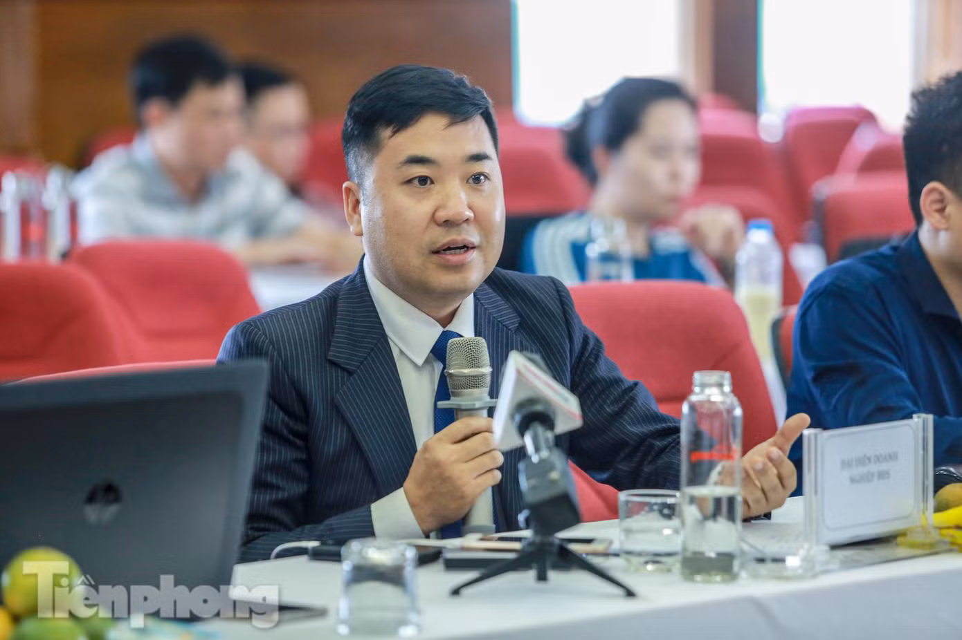 Trả lời về việc giao dịch tại các phân khúc đất nền, nhà chung cư… diễn ra như thế nào? Có thực sự sốt nóng, sôi động hay không hay chủ yếu là giao dịch ảo?, Ông Nguyễn Chí Nghĩa, Phó Tổng Giám đốc Công ty Đất Xanh Miền Bắc cho biết, trong quý I/2021, doanh nghiệp thực hiện hơn 2.000 giao dịch, trong đó có 60% là giao dịch chung cư, 40% là giao dịch thổ cư. Giao dịch thực tế của công ty khiêm tốn so với cơn sốt “nóng” ngoài thị trường, ông Nghĩa nói. Trả lời về việc giao dịch tại các phân khúc đất nền, nhà chung cư… diễn ra như thế nào? Có thực sự sốt nóng, sôi động hay không hay chủ yếu là giao dịch ảo?, Ông Nguyễn Chí Nghĩa, Phó Tổng Giám đốc Công ty Đất Xanh Miền Bắc cho biết, trong quý I/2021, doanh nghiệp thực hiện hơn 2.000 giao dịch, trong đó có 60% là giao dịch chung cư, 40% là giao dịch thổ cư. Giao dịch thực tế của công ty khiêm tốn so với cơn sốt “nóng” ngoài thị trường, ông Nghĩa nói.