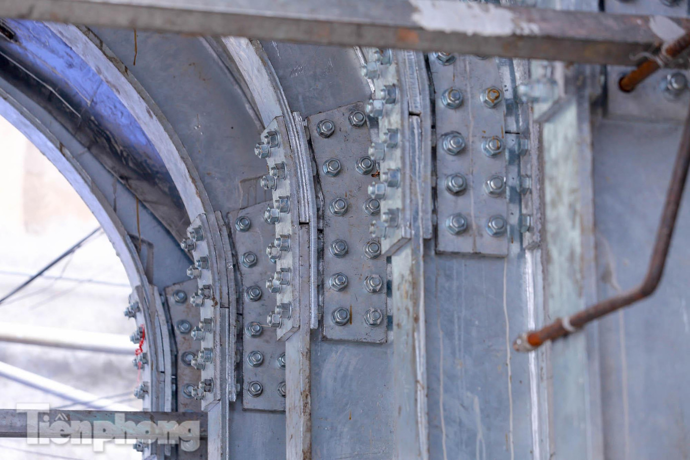 Trước đây các vòm cầu này rỗng, nhưng sau đó do tình trạng mất vệ sinh, ô nhiễm môi trường, an ninh trật tự tại khu vực, nên từ những năm 1980 thành phố Hà Nội đã cho xây bịt kín.