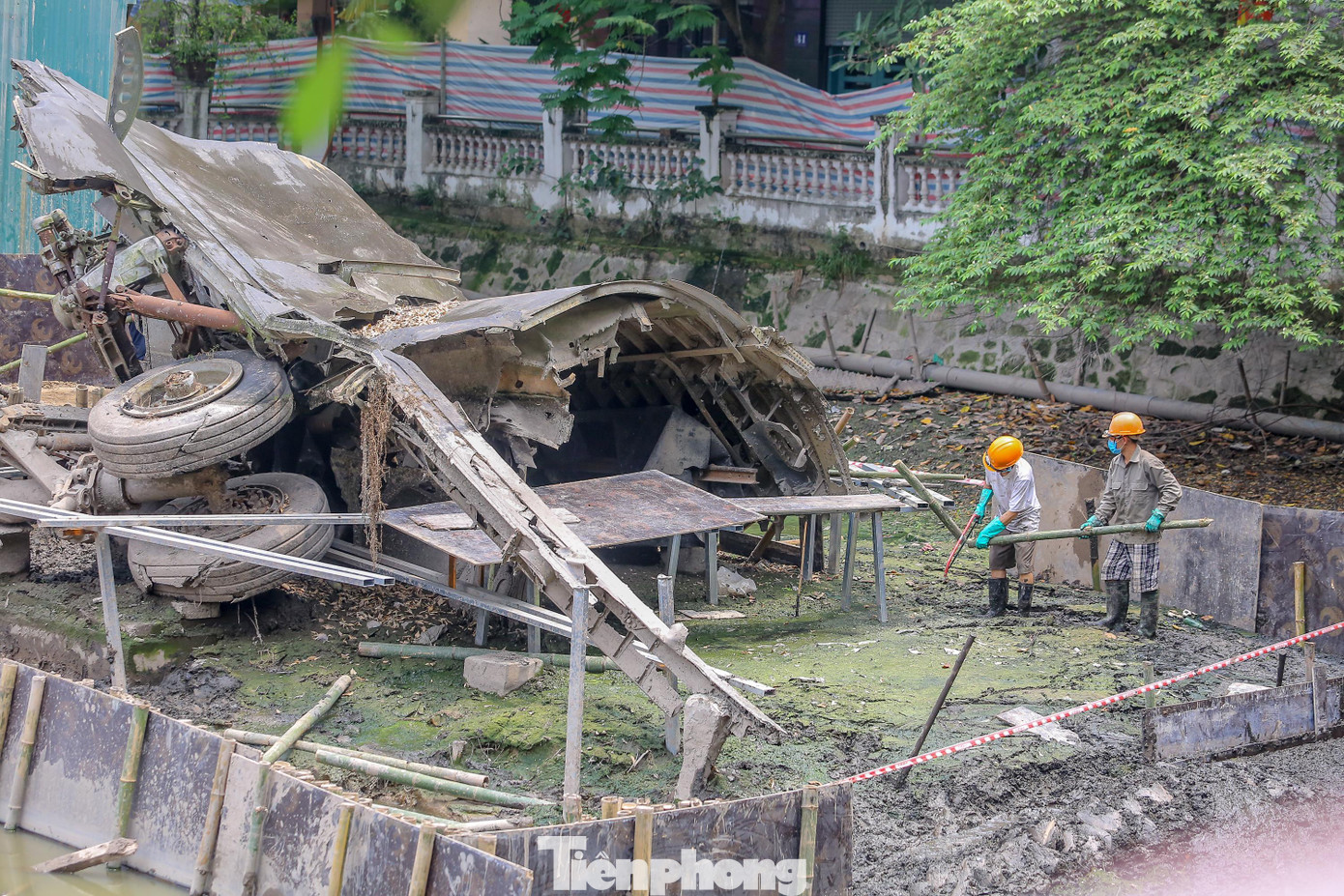 Sau khi hút cạn nước, mảnh xác B52 lộ diện hoàn toàn sau hàng chục năm "ngâm" nửa mình dưới nước. Sau khi hút cạn nước, mảnh xác B52 lộ diện hoàn toàn sau hàng chục năm "ngâm" nửa mình dưới nước.