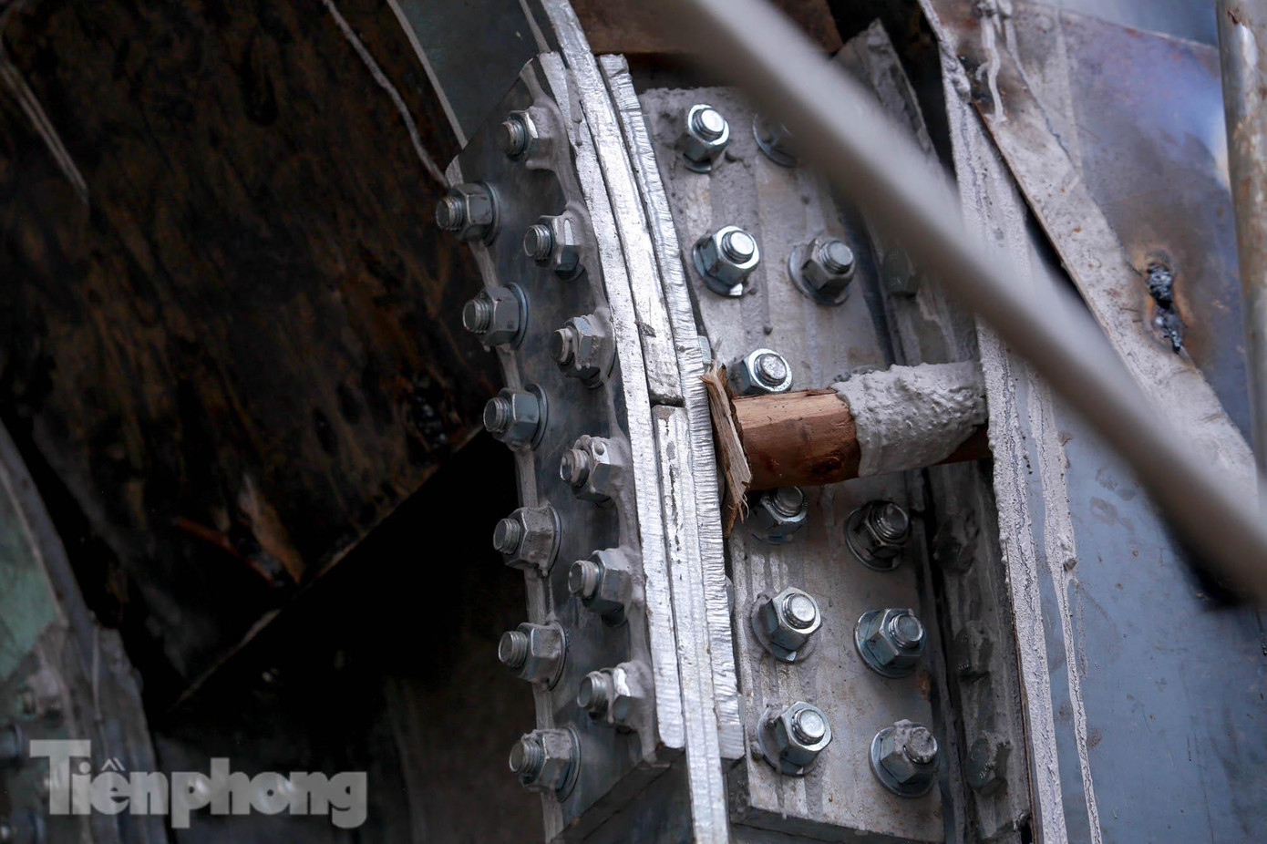 Trong tổng số 131 vòm cầu, có 127 vòm bị bịt kín, chỉ có 4 vòm cầu được giữ lại để người dân và phương tiện lưu thông qua.