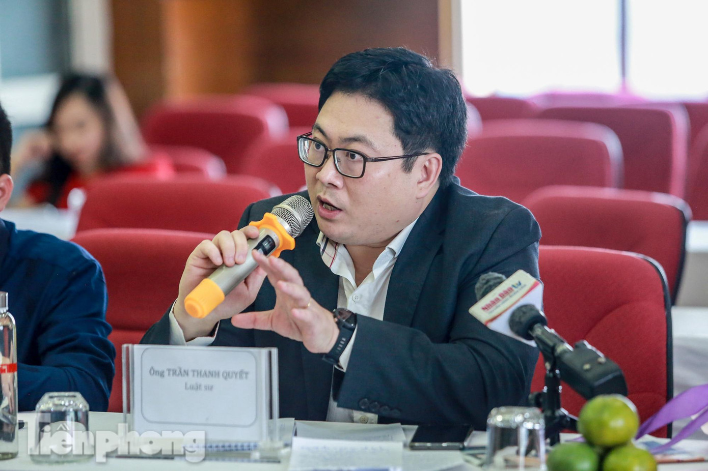 Nói về hệ lụy cơn sốt đất, Luật sư Trần Thanh Quyết cho rằng biết: Hệ lụy của cơn sốt đất rất lớn, nguồn vốn đầu tư bằng vốn nhàn rỗi trên thực tế rất ít trong khi chủ yếu là nguồn vốn đi vay dẫn đến tính trạng nợ xấu, mất thanh khoản của nhà đầu tư khi đầu tư vào một thị trường không minh bạch, dựa trên tin đồn và thiếu cơ sở pháp lý. Nói về hệ lụy cơn sốt đất, Luật sư Trần Thanh Quyết cho rằng biết: Hệ lụy của cơn sốt đất rất lớn, nguồn vốn đầu tư bằng vốn nhàn rỗi trên thực tế rất ít trong khi chủ yếu là nguồn vốn đi vay dẫn đến tính trạng nợ xấu, mất thanh khoản của nhà đầu tư khi đầu tư vào một thị trường không minh bạch, dựa trên tin đồn và thiếu cơ sở pháp lý.