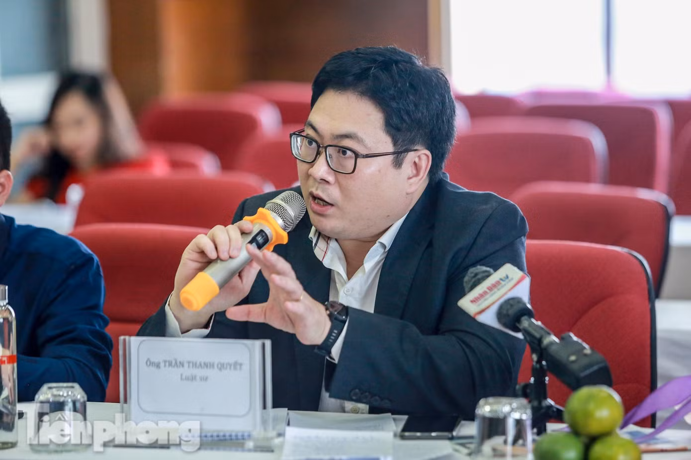 Nói về hệ lụy cơn sốt đất, Luật sư Trần Thanh Quyết cho rằng biết: Hệ lụy của cơn sốt đất rất lớn, nguồn vốn đầu tư bằng vốn nhàn rỗi trên thực tế rất ít trong khi chủ yếu là nguồn vốn đi vay dẫn đến tính trạng nợ xấu, mất thanh khoản của nhà đầu tư khi đầu tư vào một thị trường không minh bạch, dựa trên tin đồn và thiếu cơ sở pháp lý. Nói về hệ lụy cơn sốt đất, Luật sư Trần Thanh Quyết cho rằng biết: Hệ lụy của cơn sốt đất rất lớn, nguồn vốn đầu tư bằng vốn nhàn rỗi trên thực tế rất ít trong khi chủ yếu là nguồn vốn đi vay dẫn đến tính trạng nợ xấu, mất thanh khoản của nhà đầu tư khi đầu tư vào một thị trường không minh bạch, dựa trên tin đồn và thiếu cơ sở pháp lý.