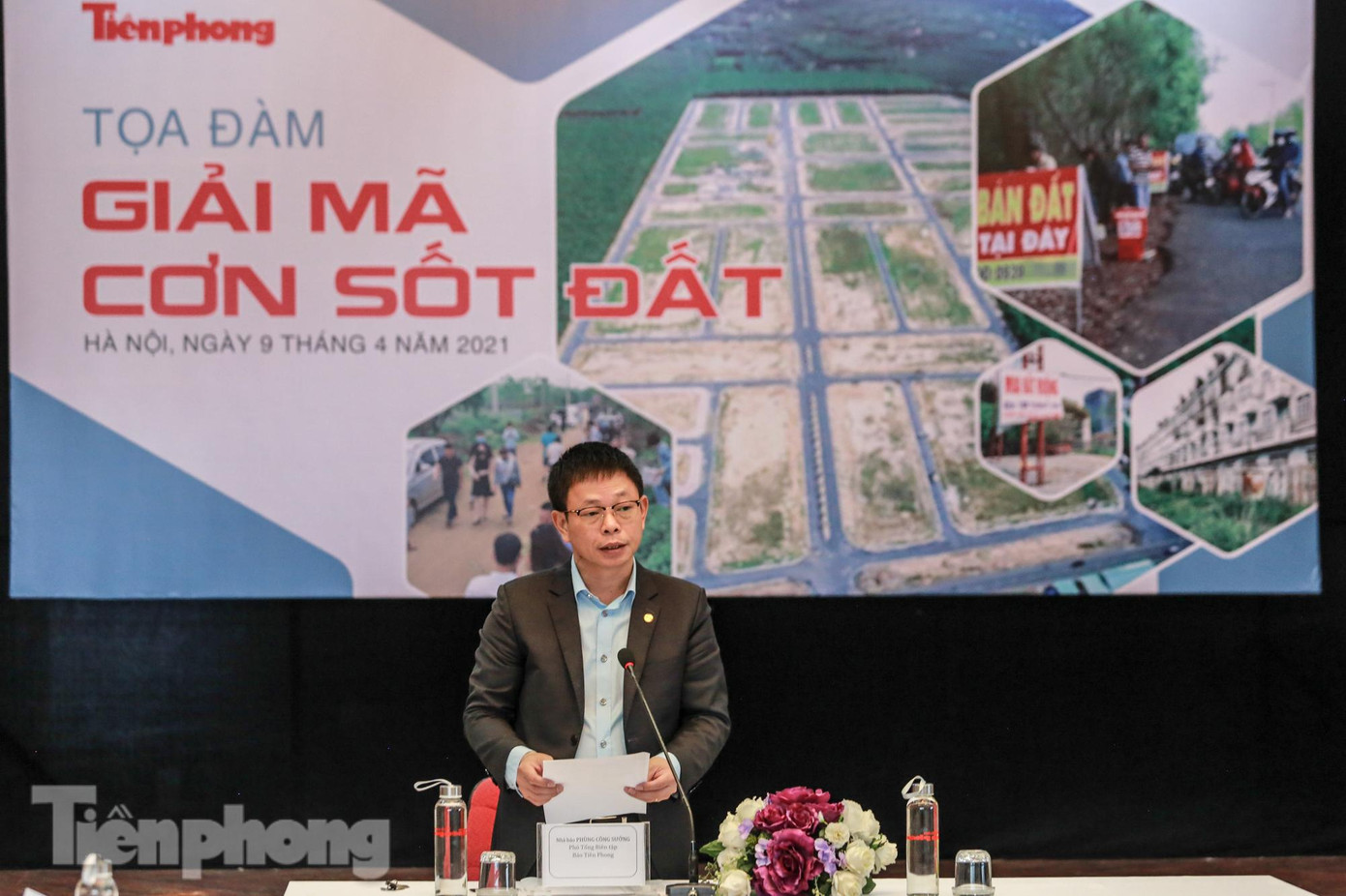 Mở đầu buổi tọa đàm, nhà báo Phùng Công Sưởng - Phó Tổng biên tập Báo Tiền Phong phát biểu: Từ cuối năm 2020 đến những tháng đầu năm 2021, trên dải đất hình chữ S ở đâu cũng xôn xao về câu chuyện giá đất tăng với các giao dịch bất thường, kèm theo nhiều hệ quả. Trong thời gian qua báo Tiền Phong cũng đã có loạt bài về “cơn sốt” giá đất từ nhiều góc nhìn khác nhau, từ góc nhìn doanh nghiệp, nhà đầu tư, luật sư, nhà quản lý. Nhìn từ góc độ truyền thông, chúng ta thấy có nhiều dấu hiệu bất bình thường trong “cơn sốt” giá đất, từ đô thị đến nông thôn, từ đất công nghiệp đến đất nông nghiệp… Mở đầu buổi tọa đàm, nhà báo Phùng Công Sưởng - Phó Tổng biên tập Báo Tiền Phong phát biểu: Từ cuối năm 2020 đến những tháng đầu năm 2021, trên dải đất hình chữ S ở đâu cũng xôn xao về câu chuyện giá đất tăng với các giao dịch bất thường, kèm theo nhiều hệ quả. Trong thời gian qua báo Tiền Phong cũng đã có loạt bài về “cơn sốt” giá đất từ nhiều góc nhìn khác nhau, từ góc nhìn doanh nghiệp, nhà đầu tư, luật sư, nhà quản lý. Nhìn từ góc độ truyền thông, chúng ta thấy có nhiều dấu hiệu bất bình thường trong “cơn sốt” giá đất, từ đô thị đến nông thôn, từ đất công nghiệp đến đất nông nghiệp…