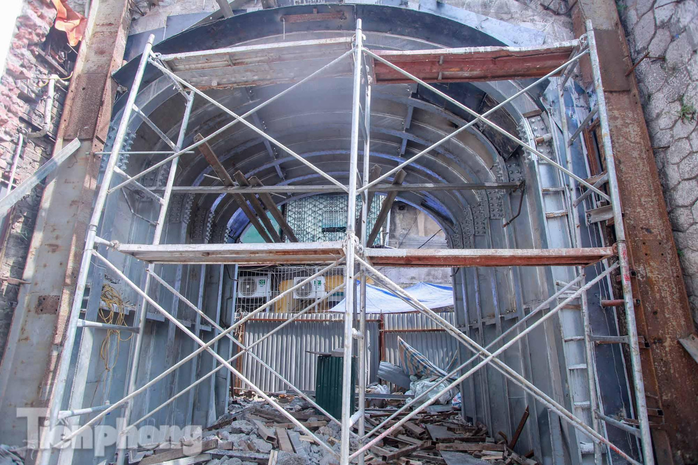 Đục vòm cầu nằm trong dự án cải tạo thí điểm các ô vòm cầu từ 79 đến 83 đoạn đường dẫn cầu Long Biên, tuyến đường sắt Hà Nội-Đồng Đăng.