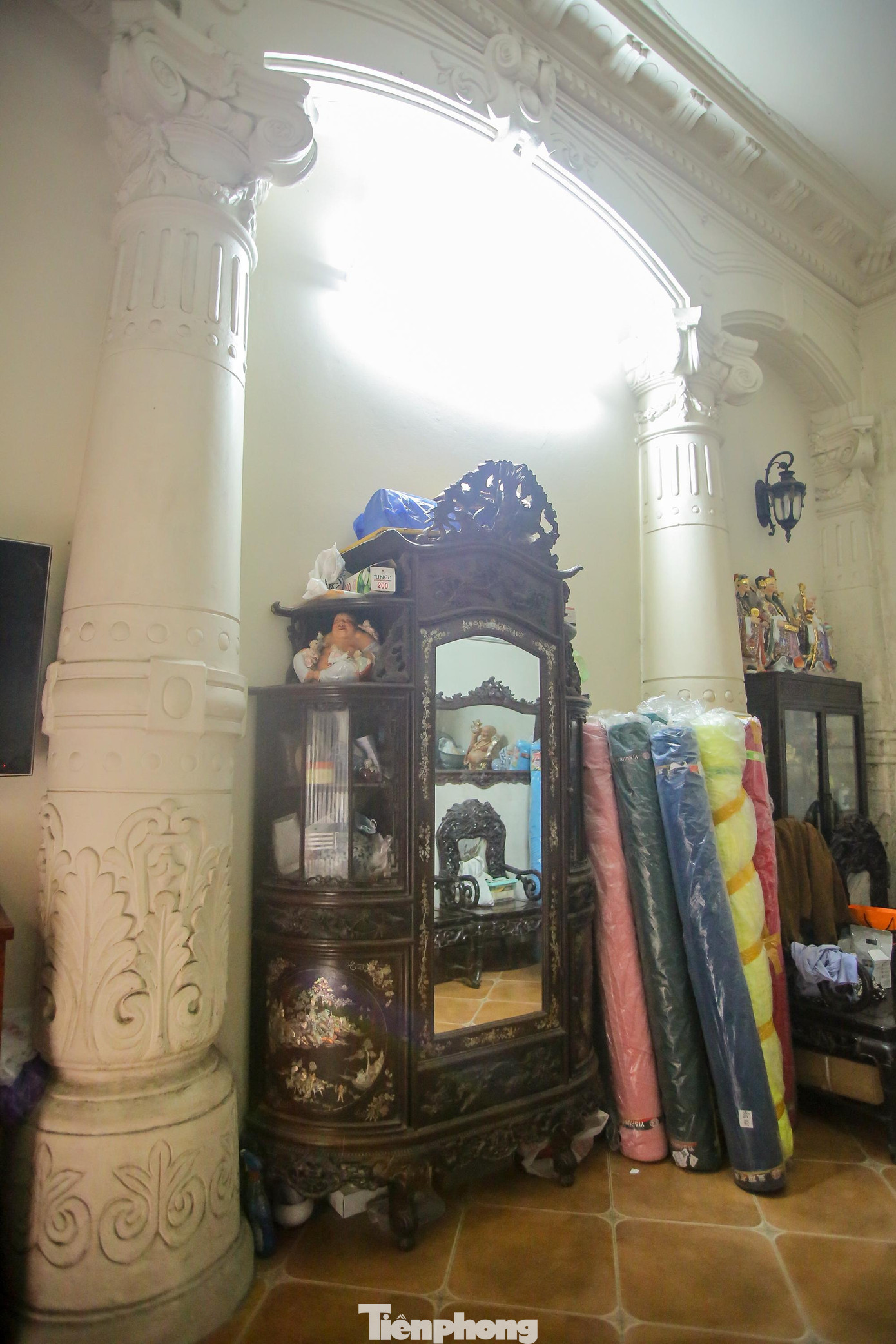 Hai cột chống mang hoa văn kiến trúc Pháp cổ được giữ lại.