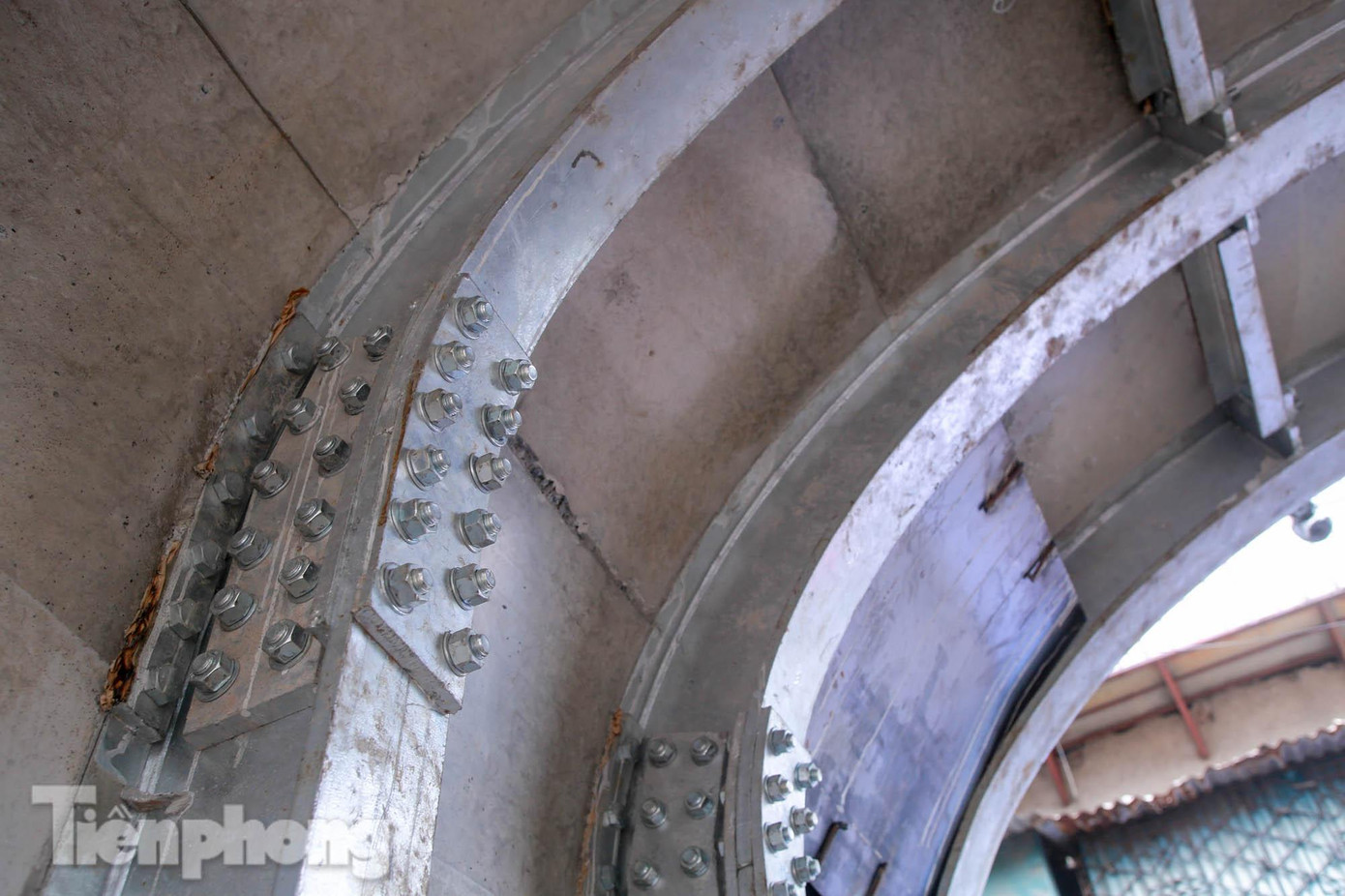 Theo đơn vị thi công cho biết, vòm cầu đang chờ tiến hành kiểm định về an toàn, sức chịu đựng của vòm khi tàu chạy qua. Nếu đảm bảo chất lượng sẽ tiến hành đục những vòm cầu tiếp theo.