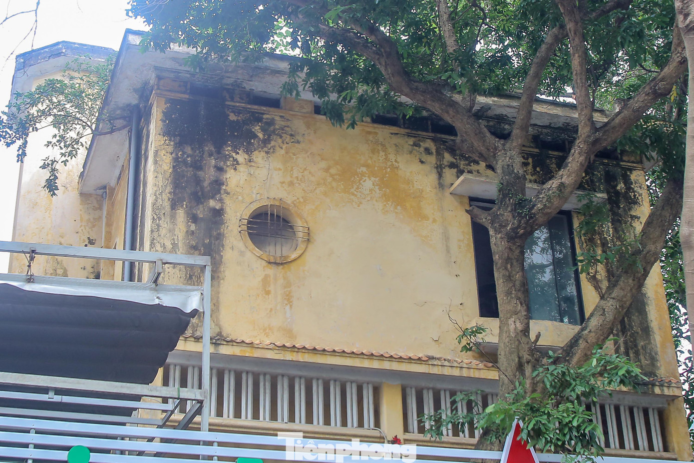 Tại đây các công trình đều được cơi nới dàn thép tạo mái che sân cho nhà hàng.