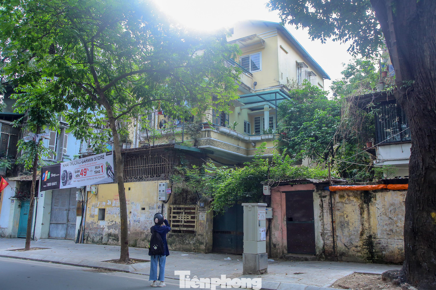 Tại căn biệt thự trên đường Phan Đình Hổ, kiến trúc bên ngoài đã sơn sửa cải tạo, không còn hình hài của ngôi biệt thự cổ.