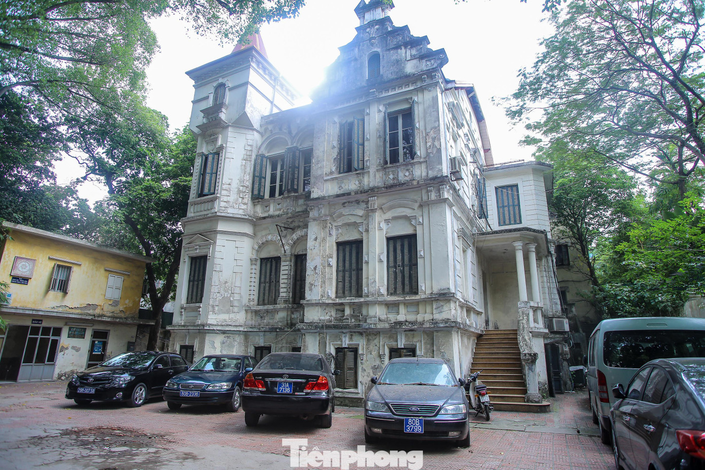 Tại căn biệt thự số 51 Trần Hưng Đạo, hiện đang là trụ sở của Liên hiệp các Hội Văn học Nghệ thuật Việt Nam. Căn biệt thự vẫn giữ được lối kiến trúc Pháp đặc trưng vẫn còn hiện diện qua từng chi tiết của căn nhà.