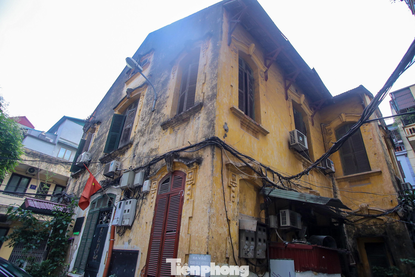 Căn biệt thự số 8 Tăng Bạt Hổ hơn 100 năm tuổi, hiện đang là nơi cư trú của hàng chục hộ gia đình.